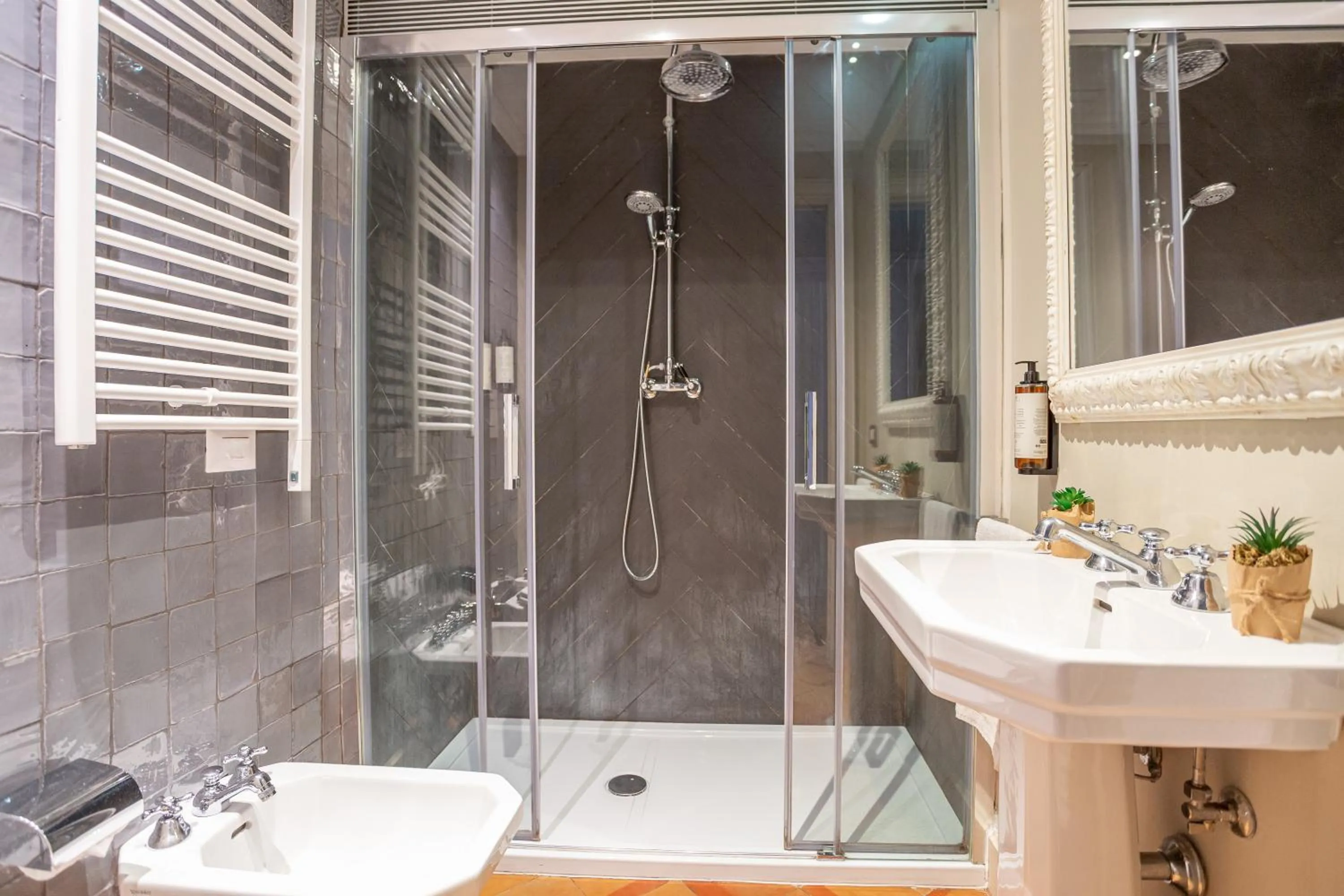 Bathroom in Hotel Parrasio