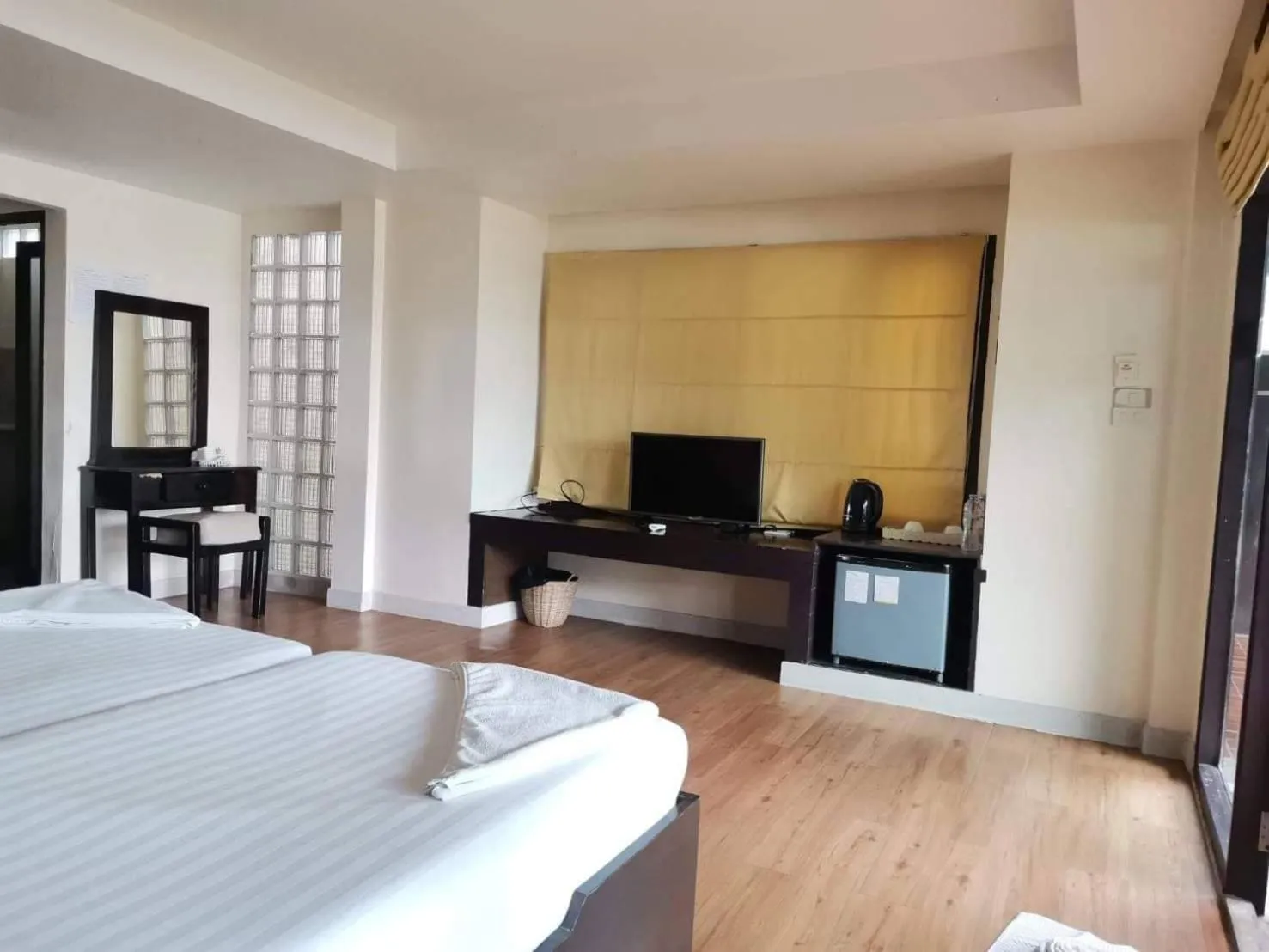 Communal lounge/ TV room, Bed in Siam Beach Resort
