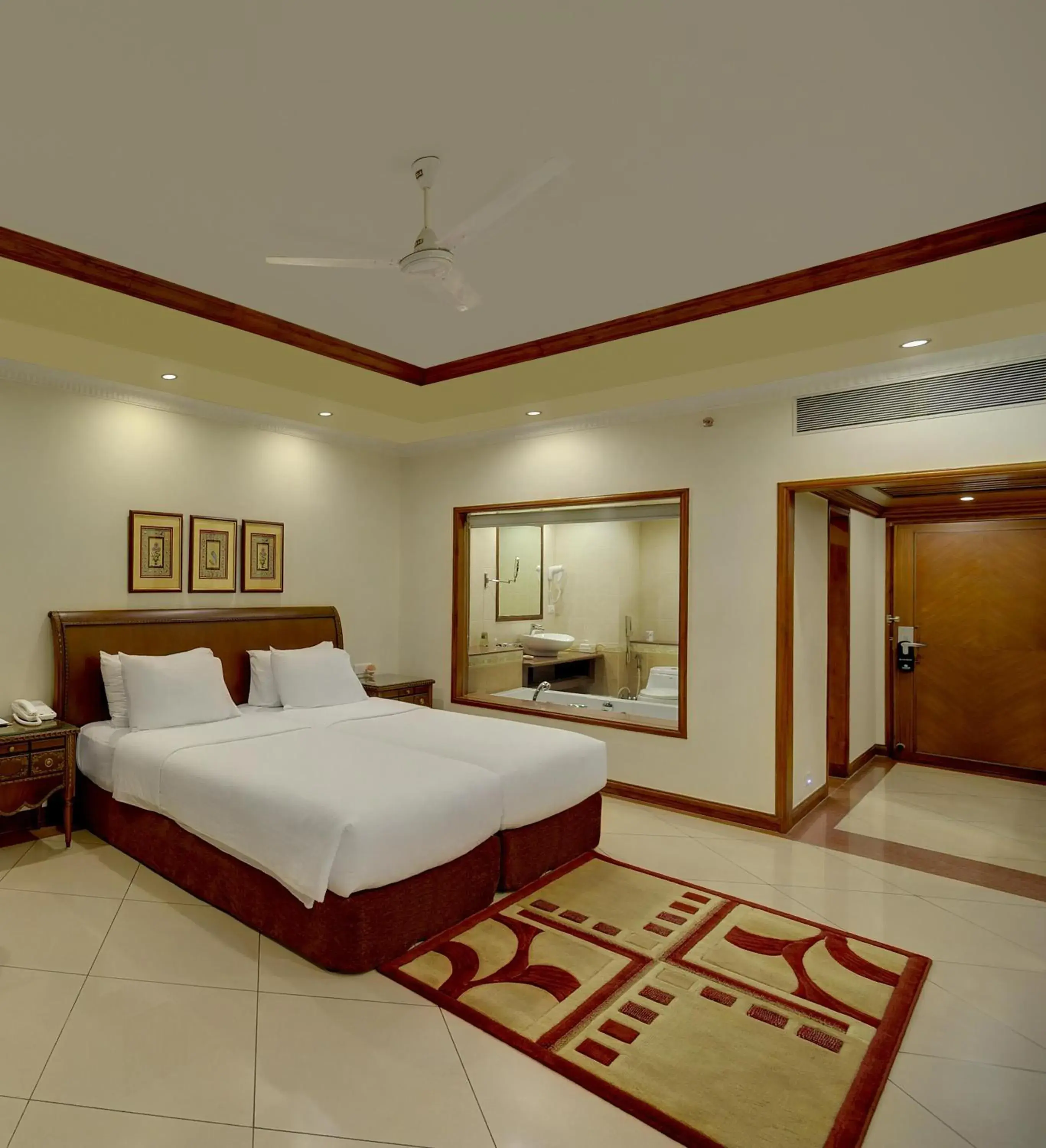 Photo of the whole room, Bed in Mayfair Convention Photo of the whole room, Bed in Mayfair Convention