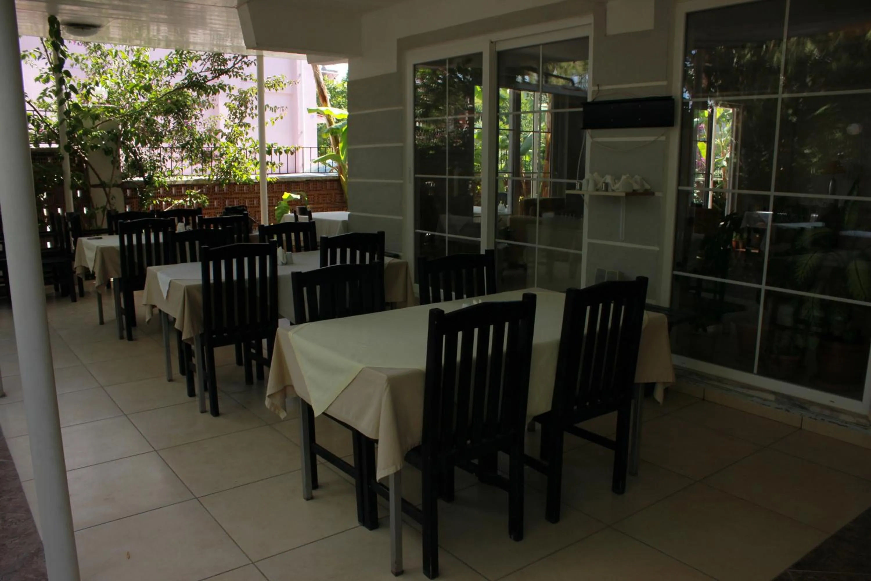 Restaurant/places to eat in Hotel Vanilla