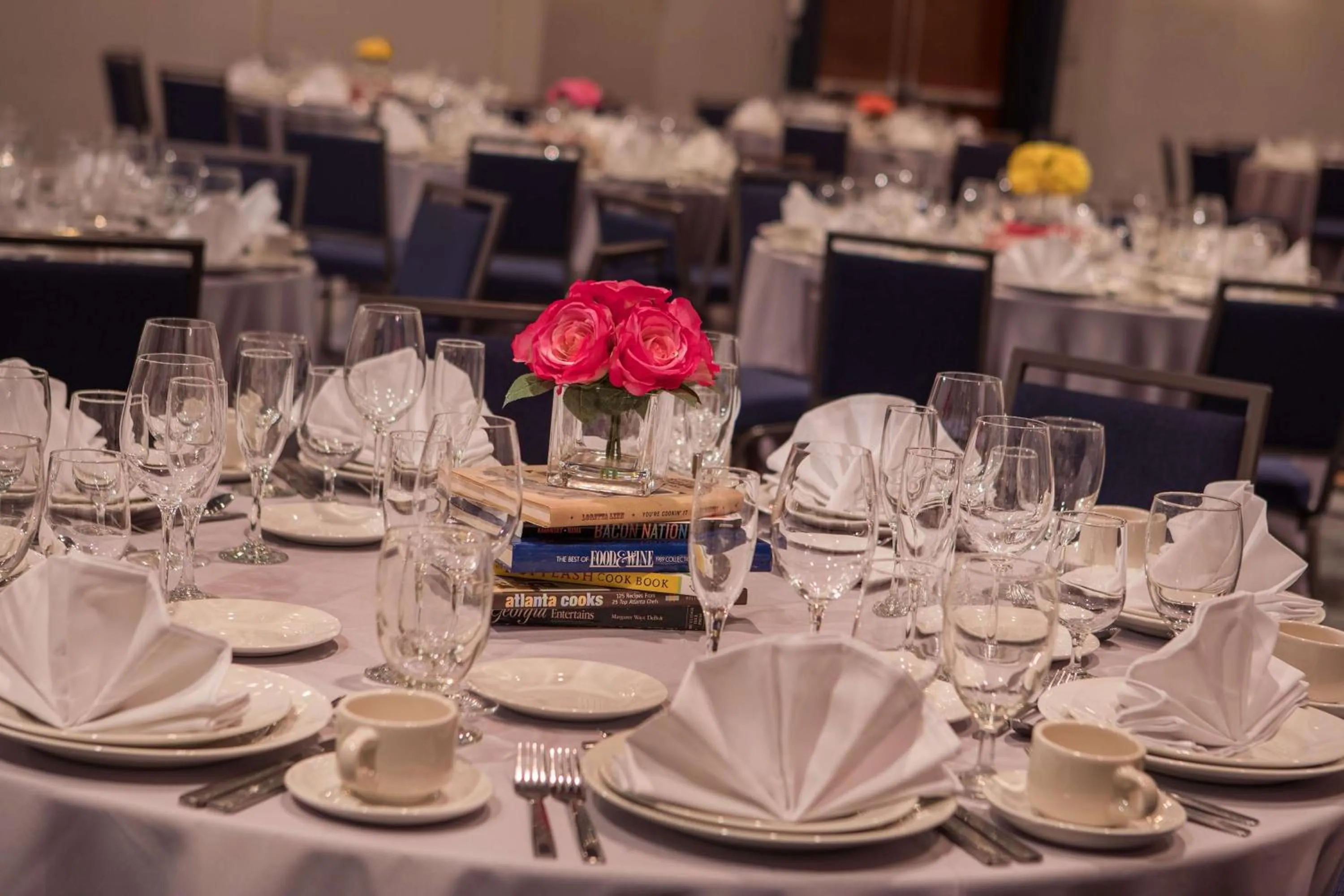 Dining area in DoubleTree by Hilton Atlanta Northwest/Marietta