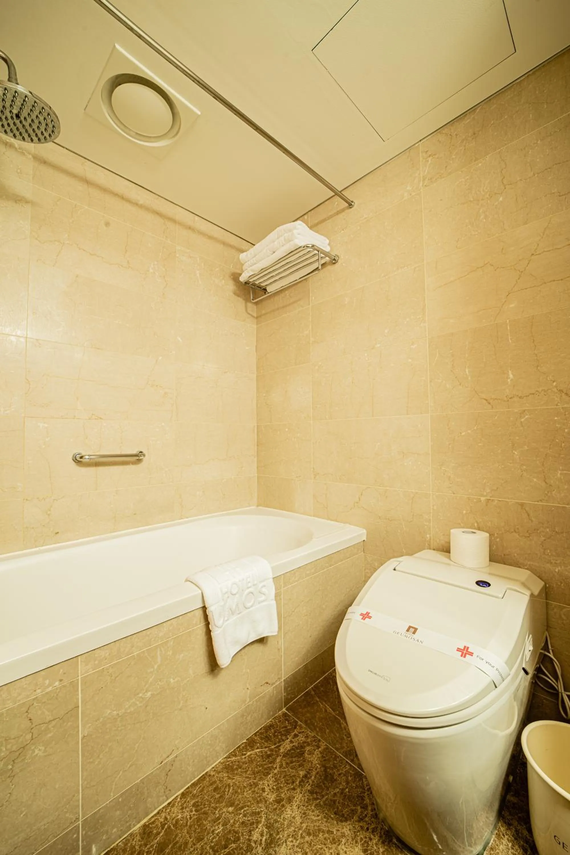 Shower in Hotel Geumosan