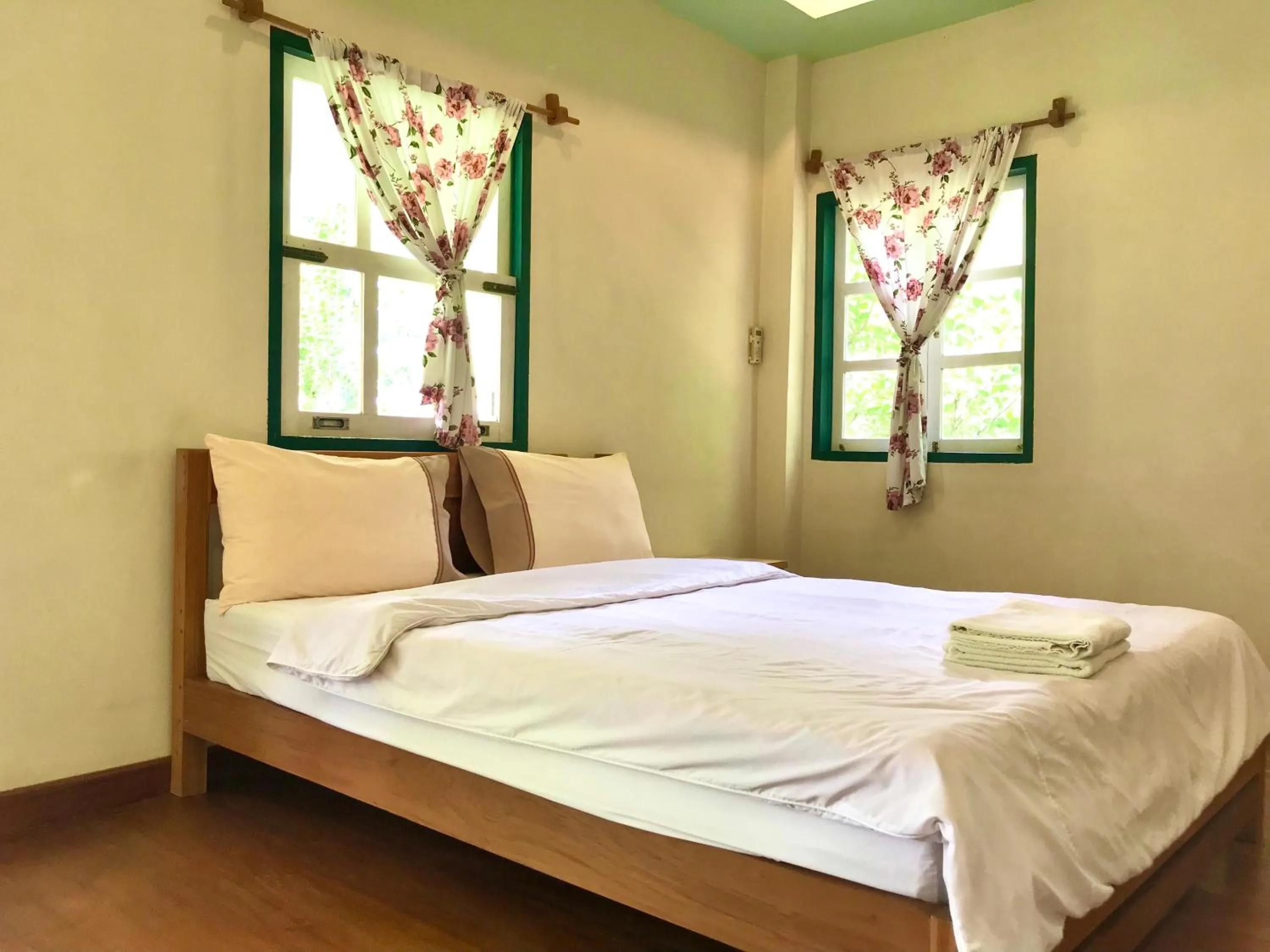 Photo of the whole room, Bed in Pai Flora Resort