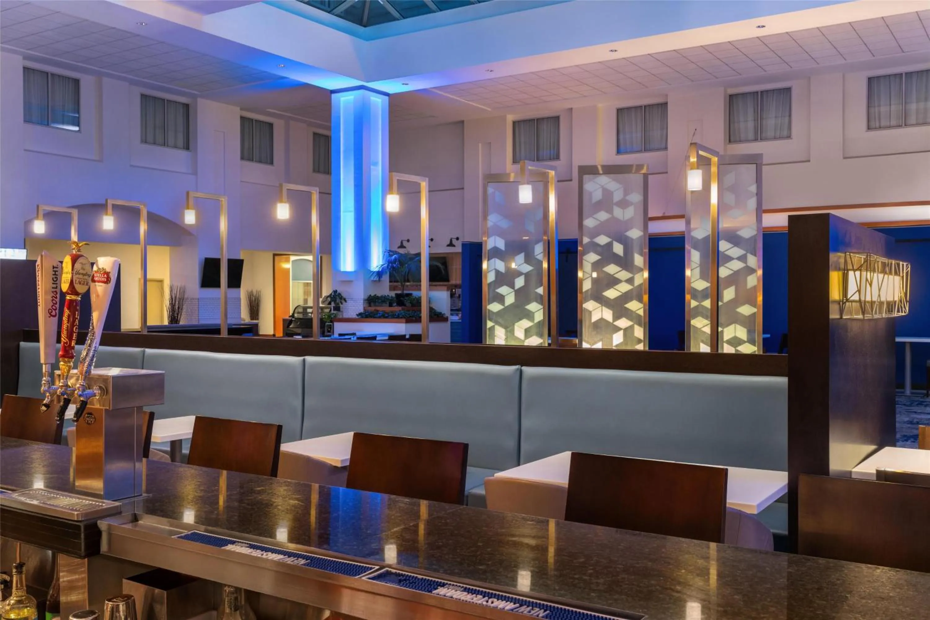 Lounge or bar in Embassy Suites Boston at Logan Airport