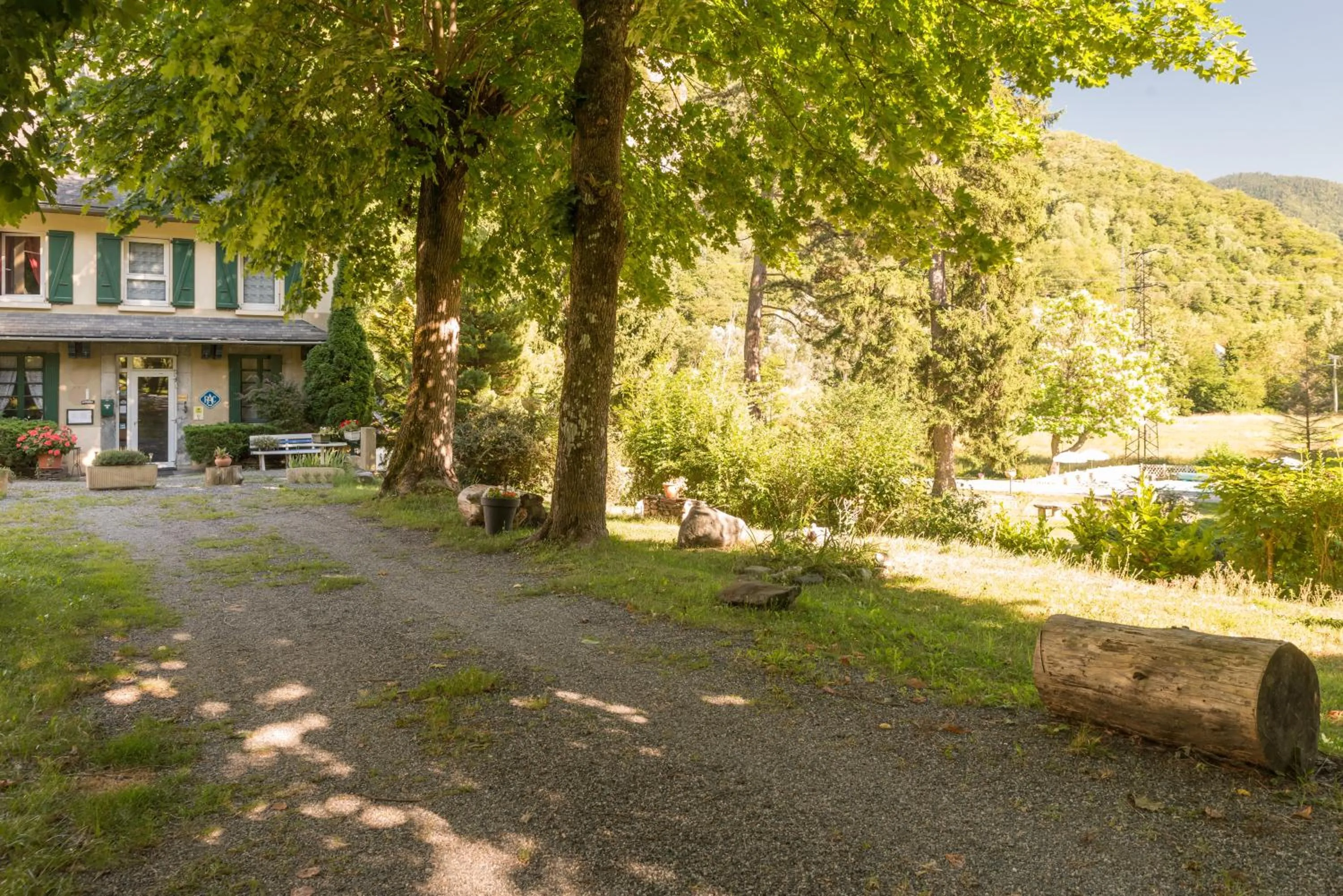 Garden in Hôtel du Val d'Aure