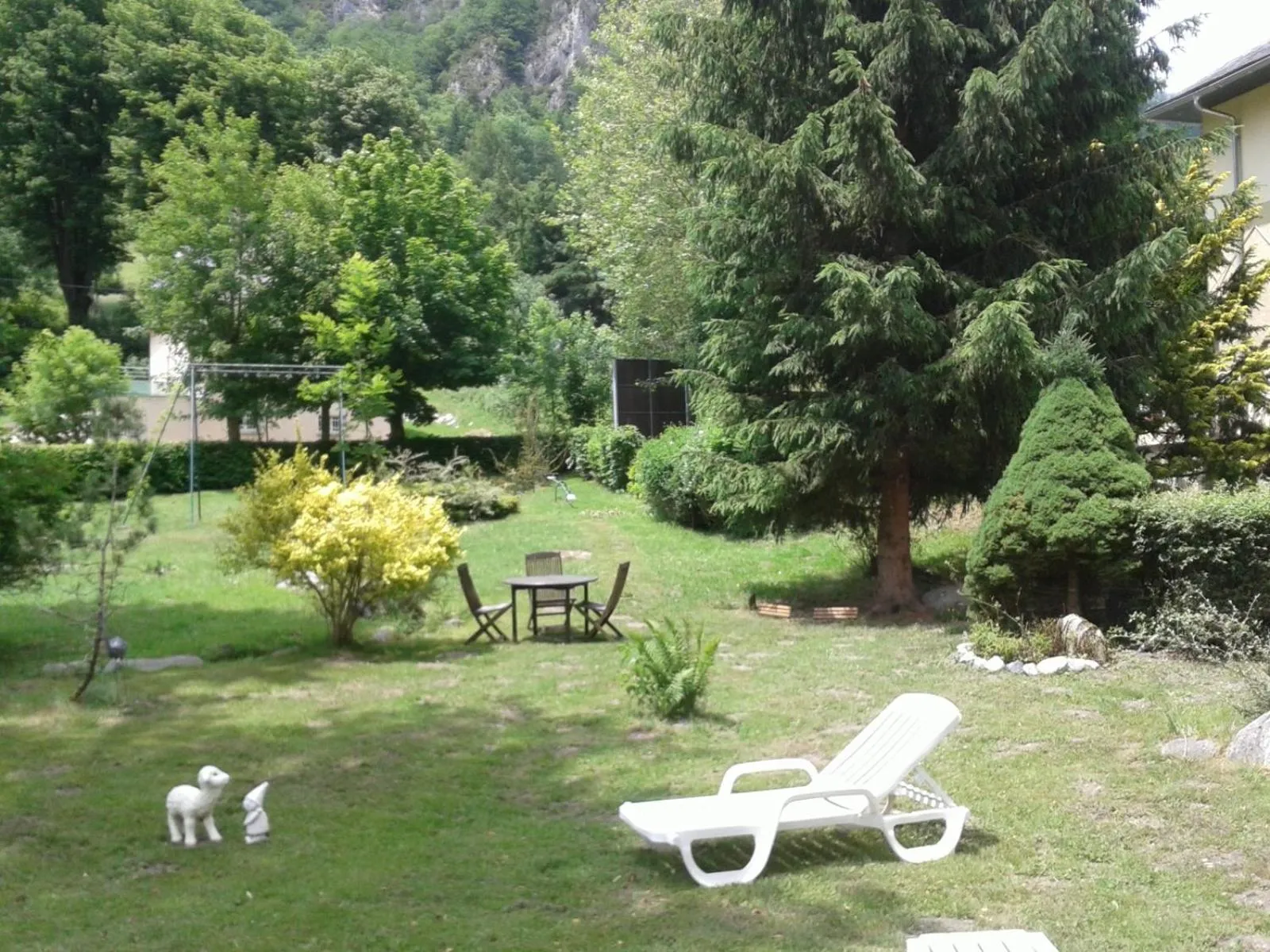 Garden view in Hôtel du Val d'Aure