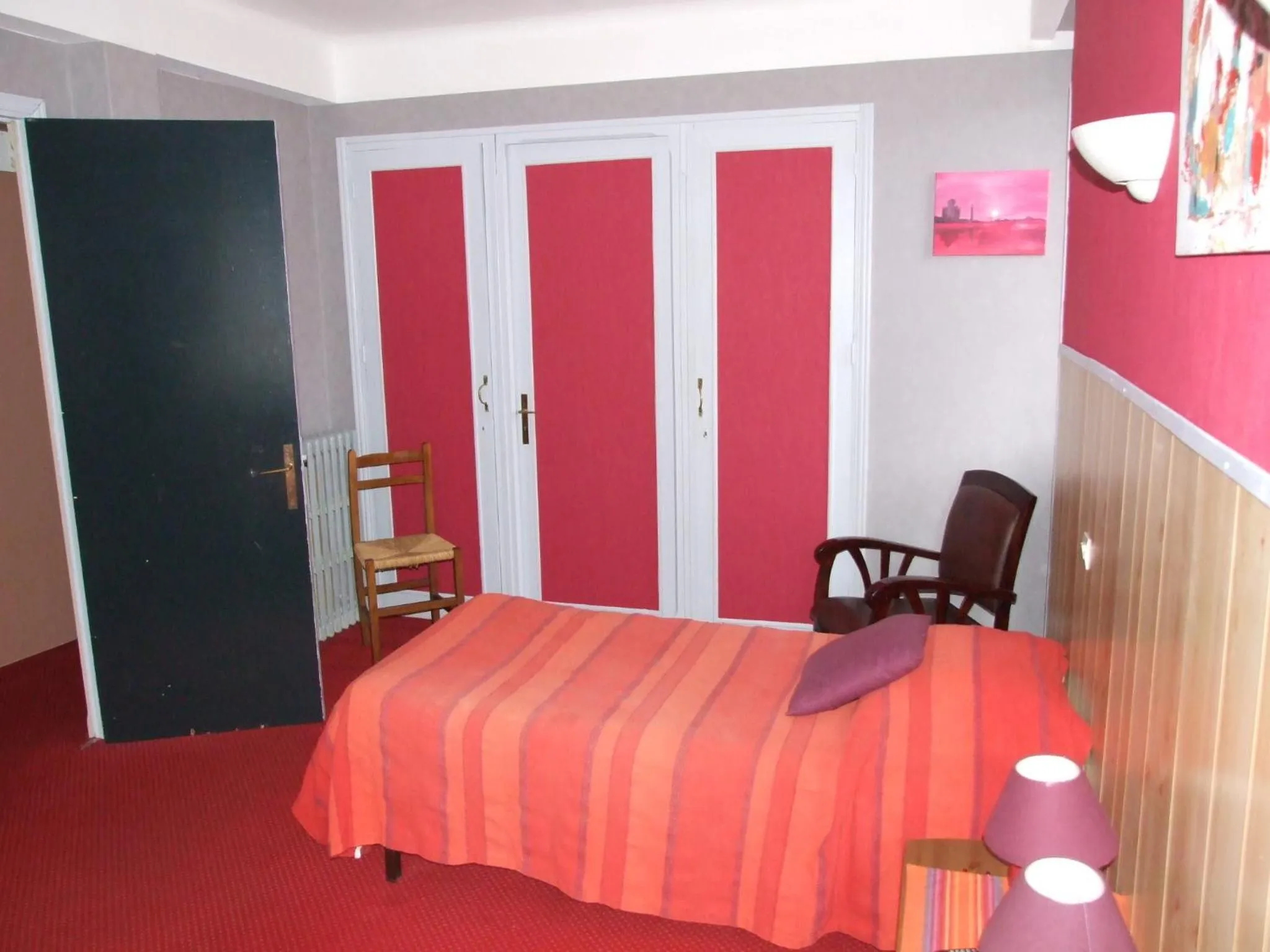 wardrobe, Bed in Hôtel du Val d'Aure