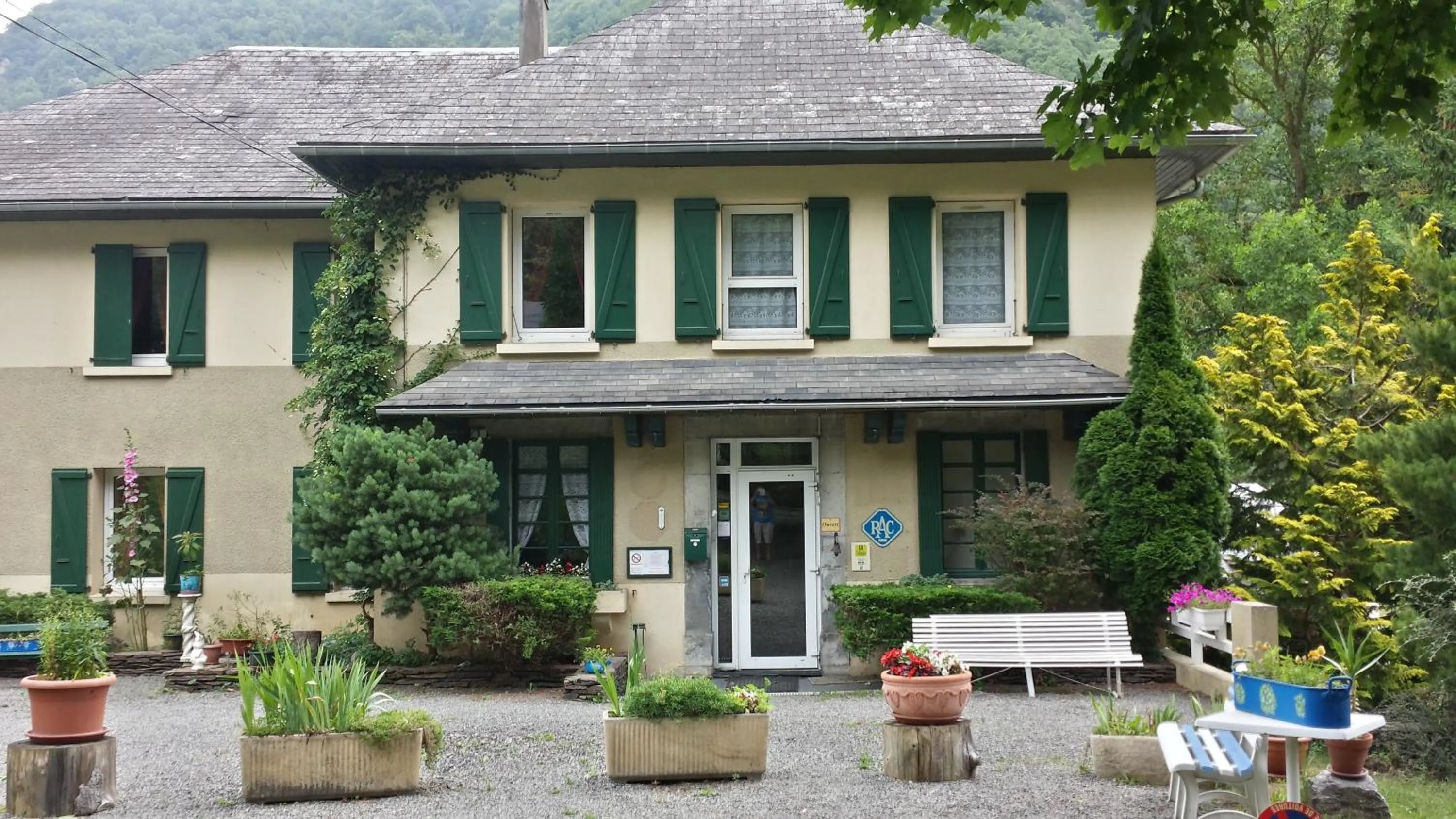 Garden view in Hôtel du Val d'Aure