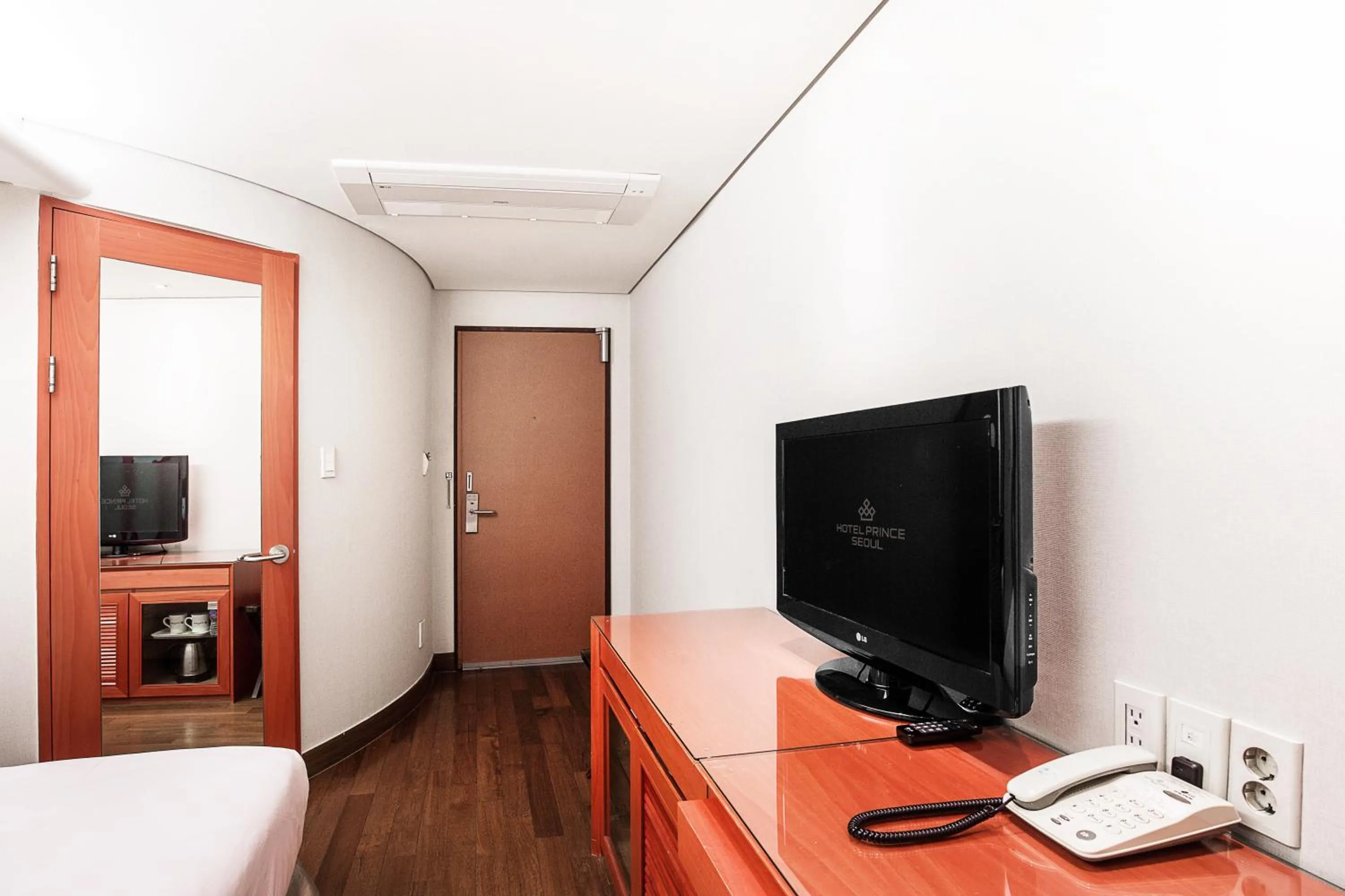 Photo of the whole room, Bed in Hotel Prince Seoul