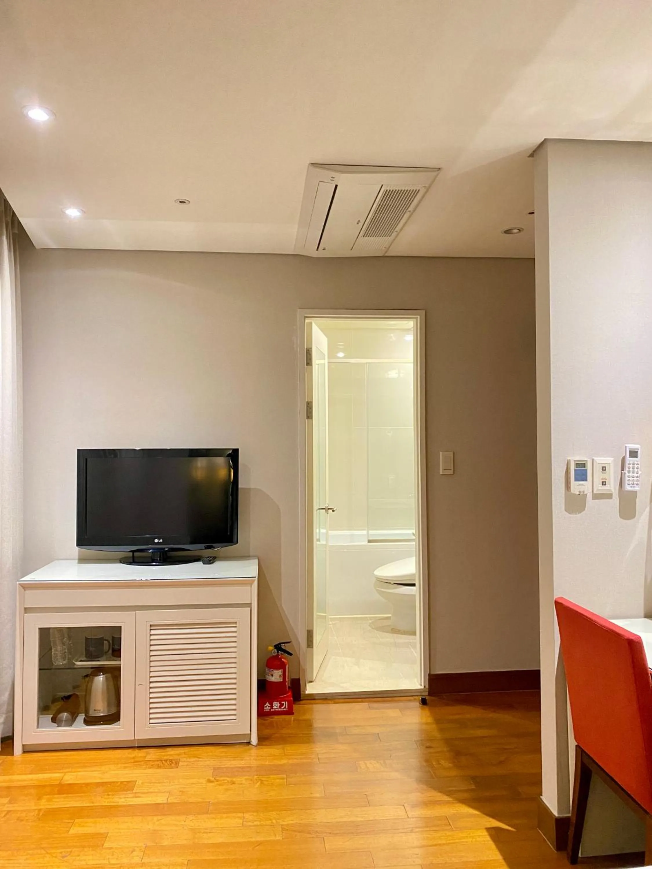 TV and multimedia in Hotel Prince Seoul