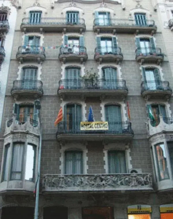Property building in Hostal Balmes Centro Property building in Hostal Balmes Centro