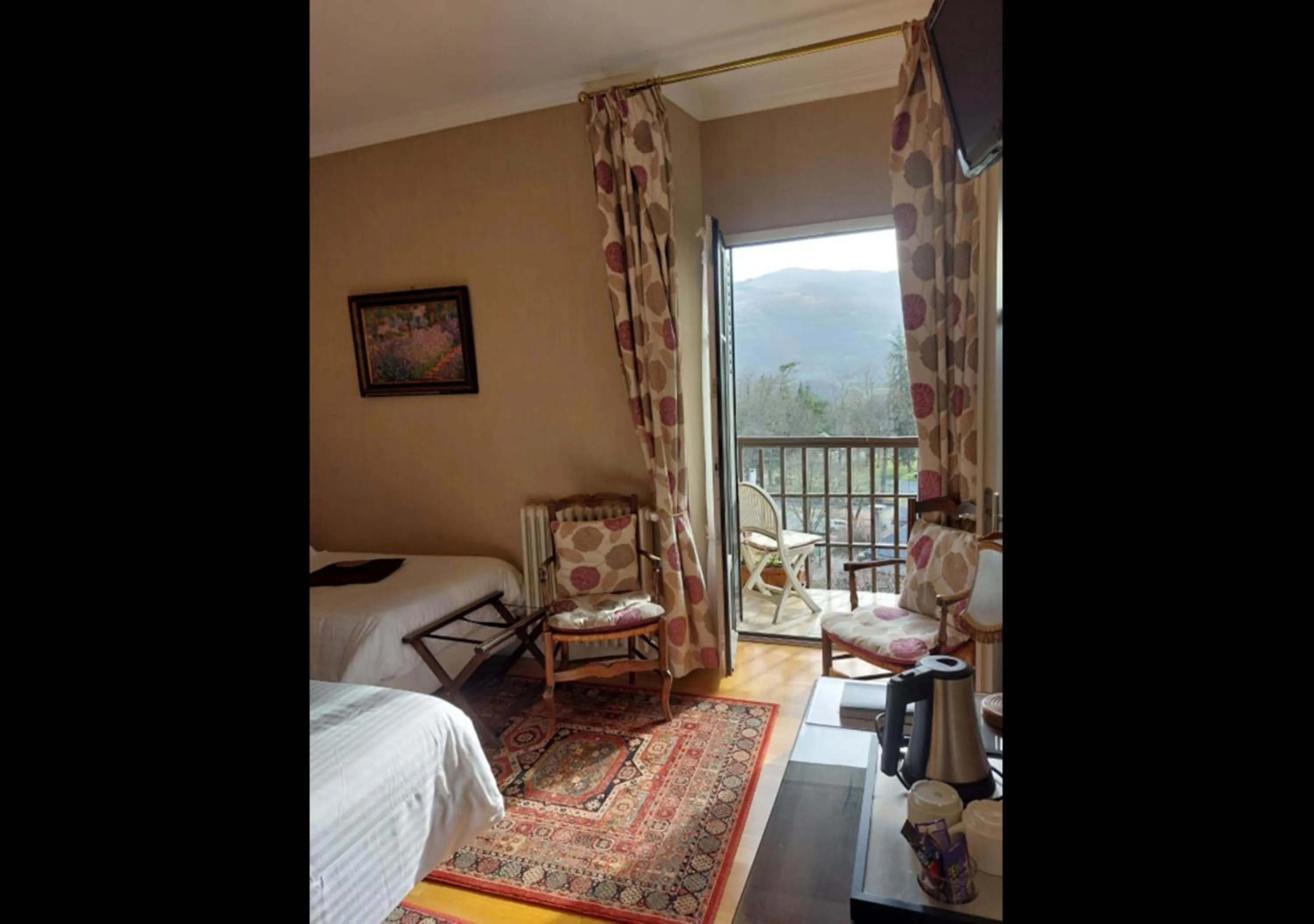 Bed in Logis Hôtel Beau Site