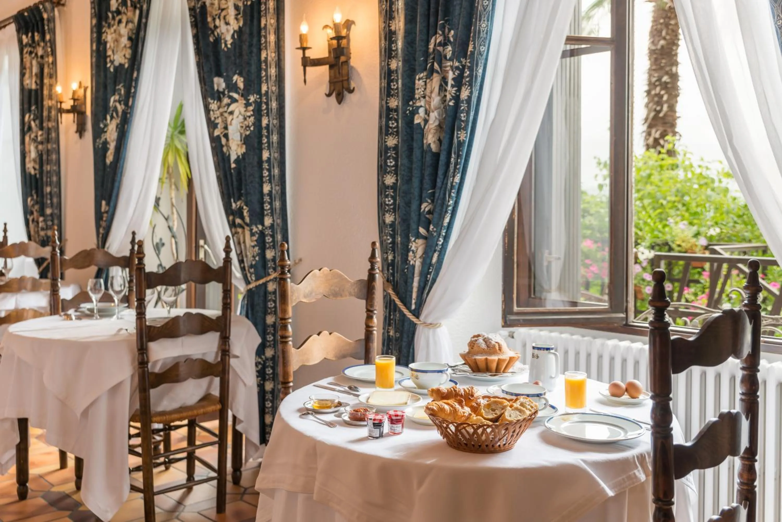 Restaurant/places to eat in Logis Hôtel Beau Site