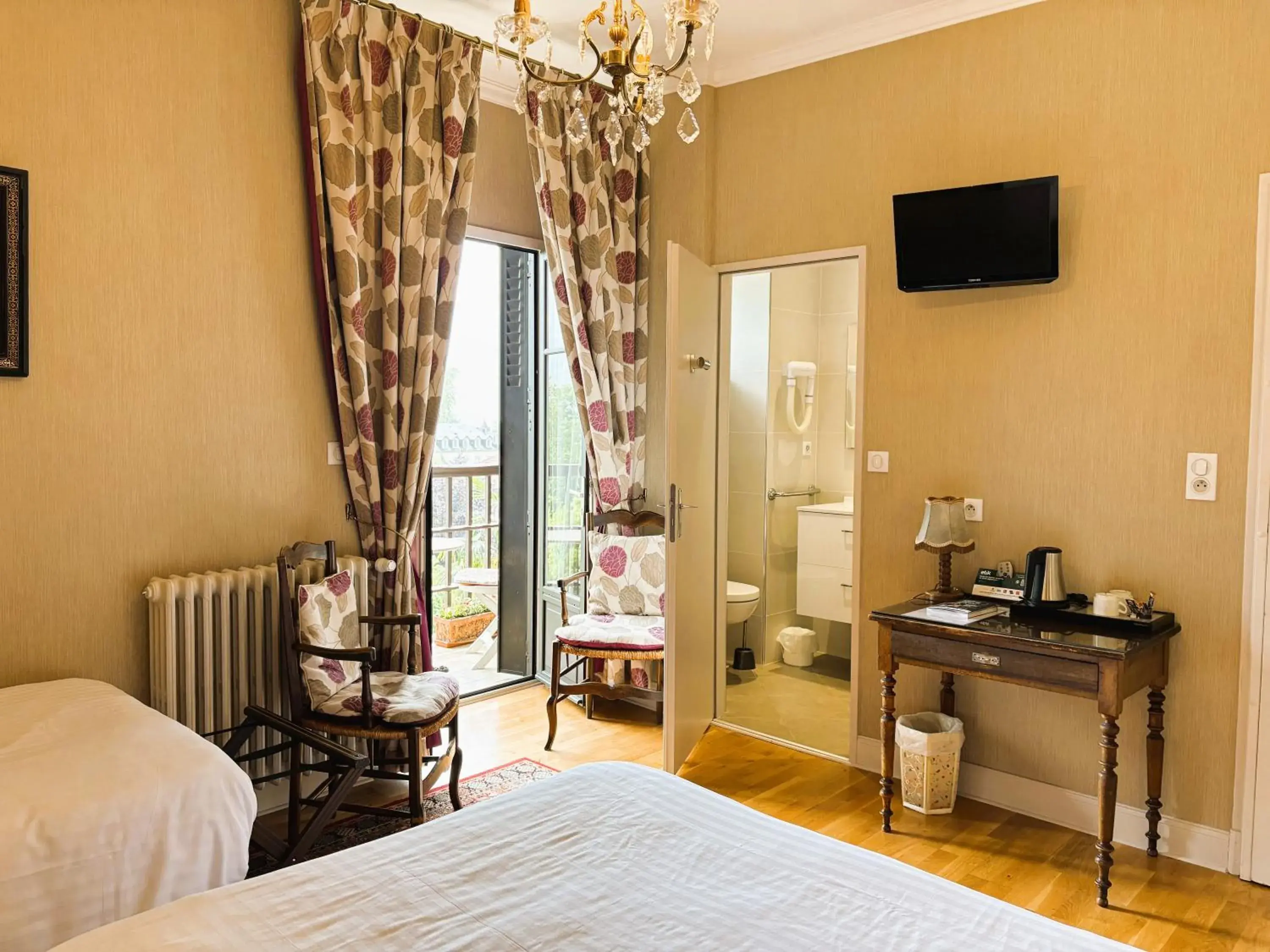 Kitchen or kitchenette, Bed in Logis Hôtel Beau Site Kitchen or kitchenette, Bed in Logis Hôtel Beau Site