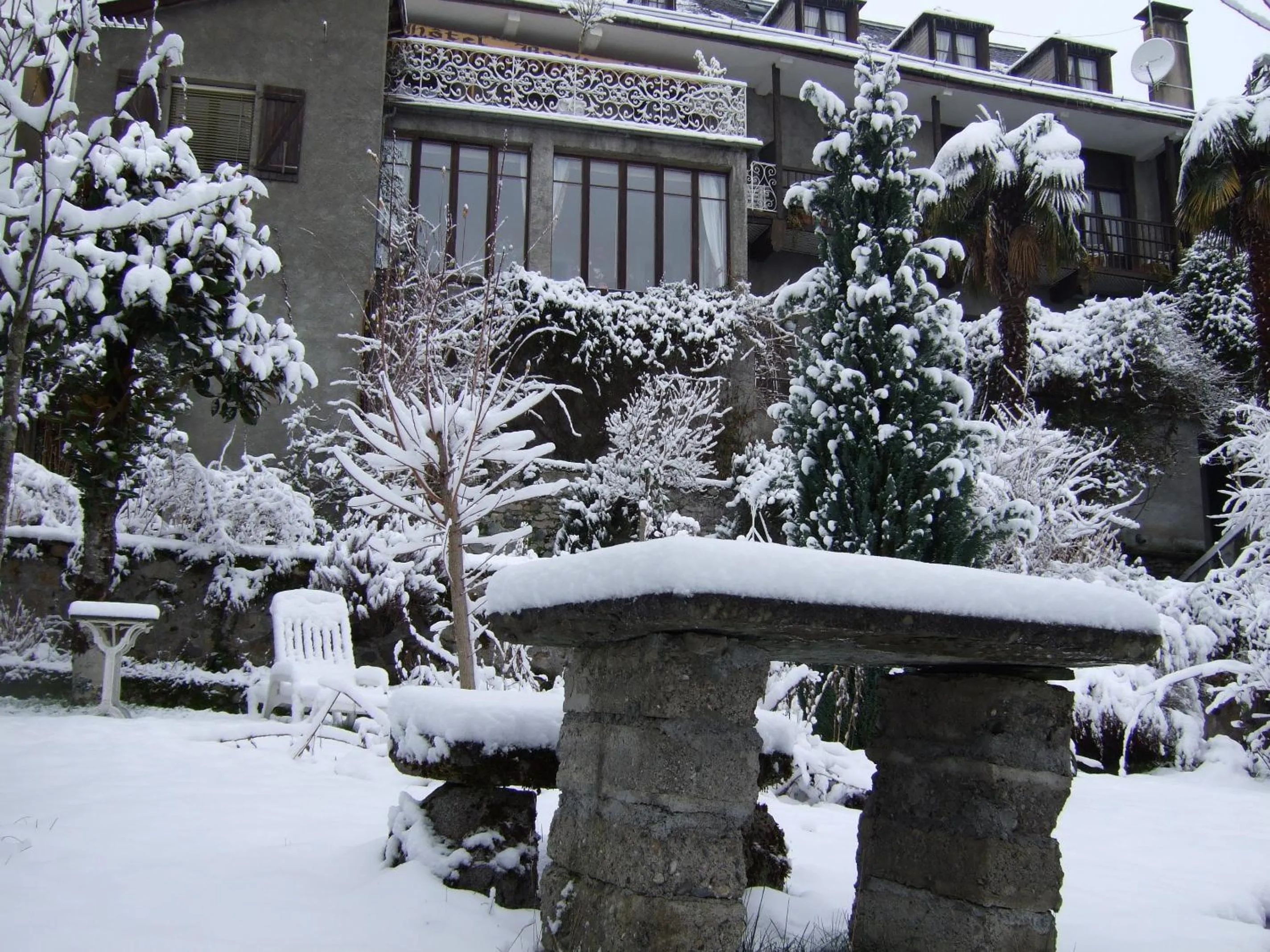 Facade/entrance in Logis Hôtel Beau Site