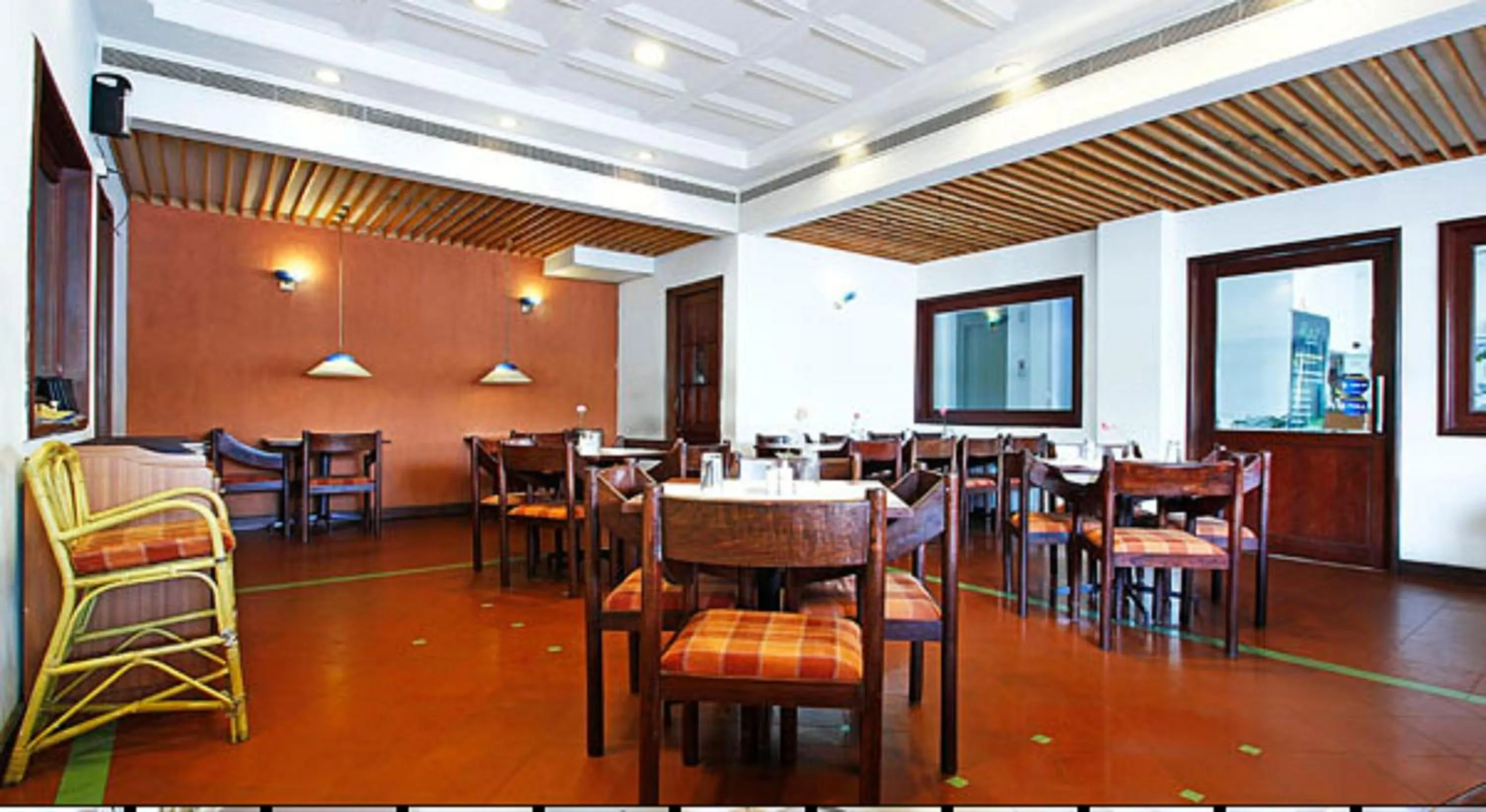 Restaurant/places to eat in Abad Metro