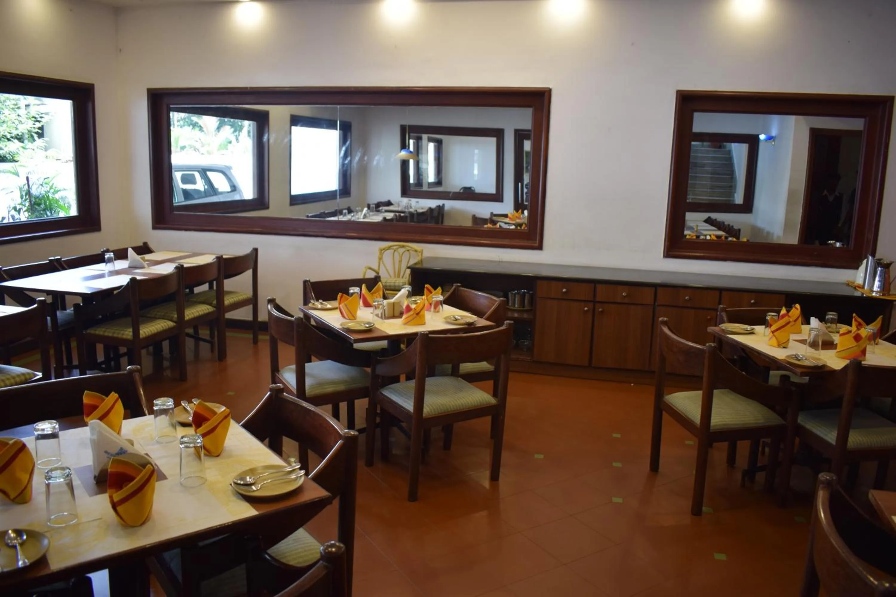 Restaurant/places to eat in Abad Metro