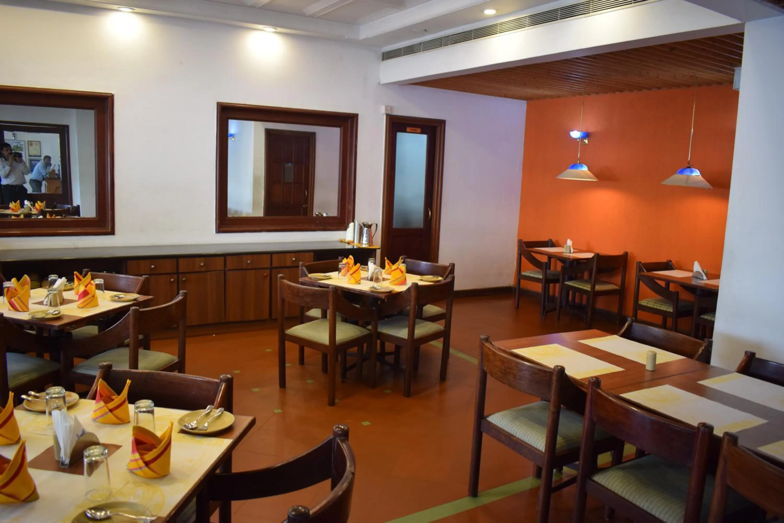 Restaurant/places to eat in Abad Metro