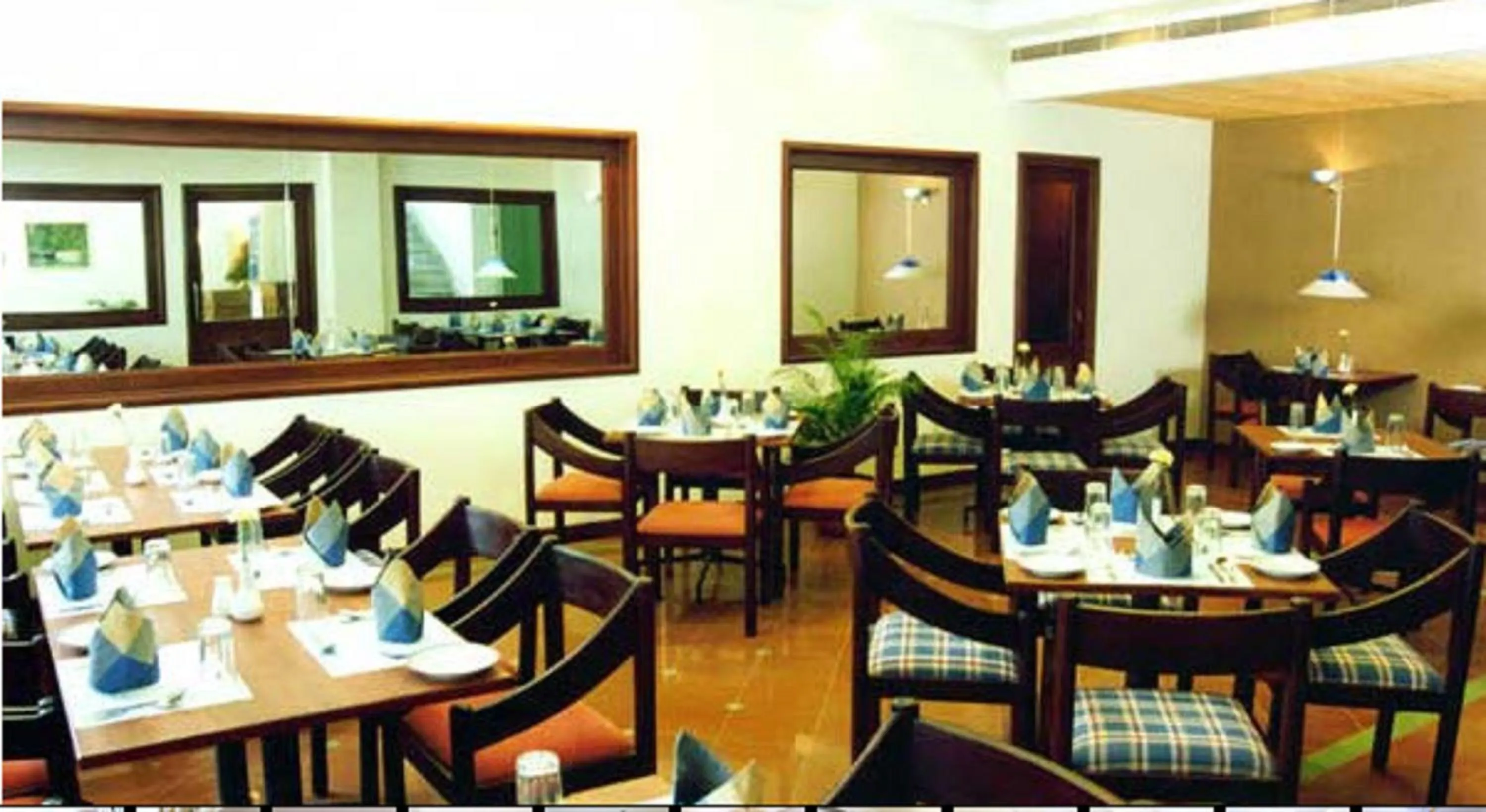 Restaurant/places to eat in Abad Metro