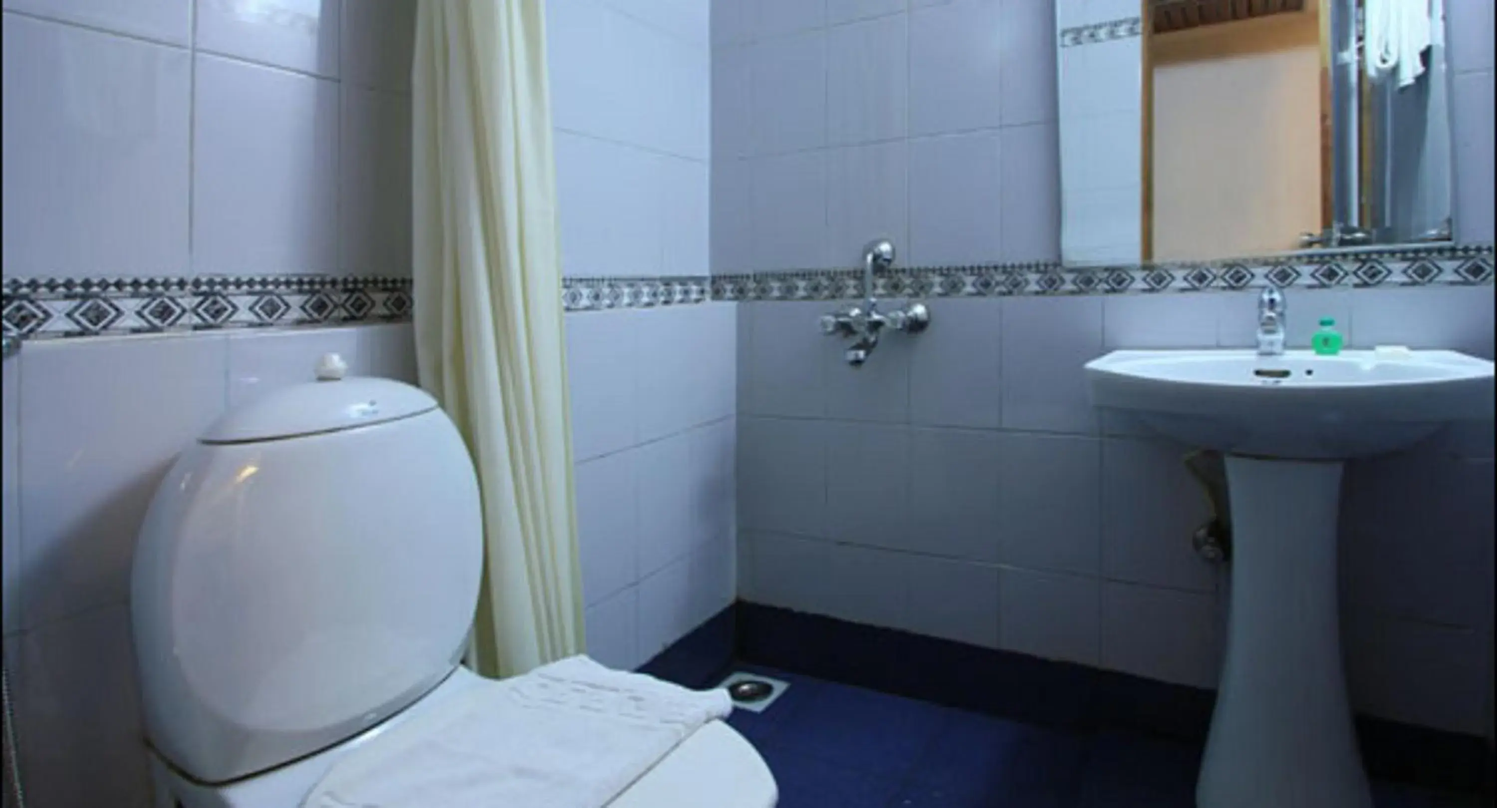 Bathroom in Abad Metro Bathroom in Abad Metro