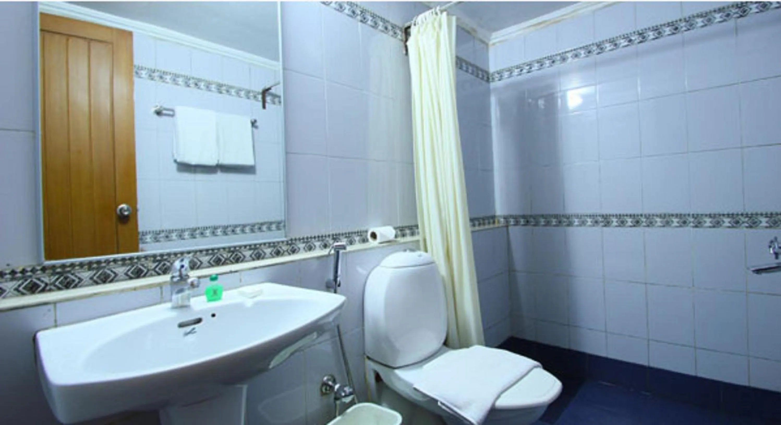 Bathroom in Abad Metro