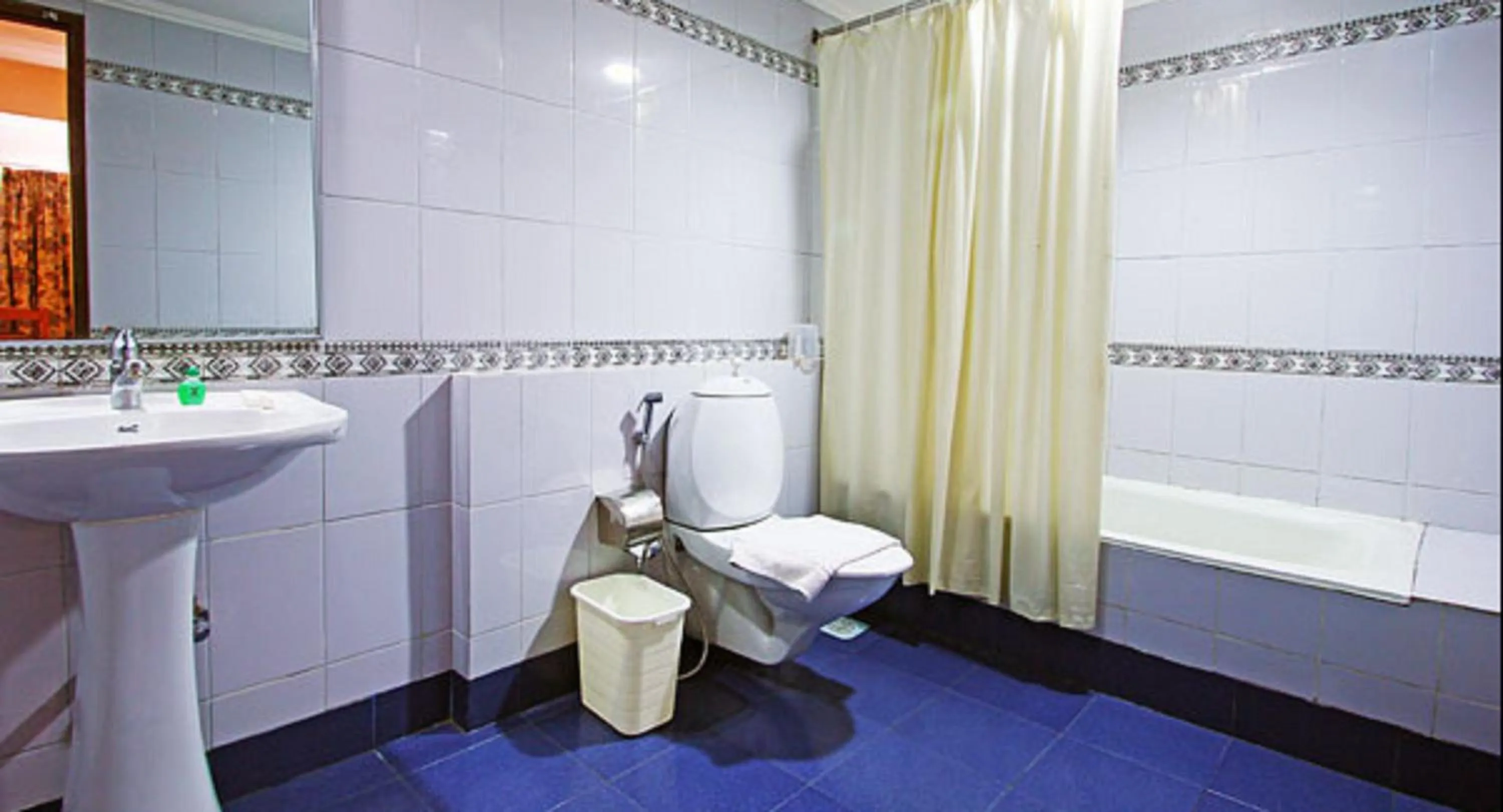 Bathroom in Abad Metro