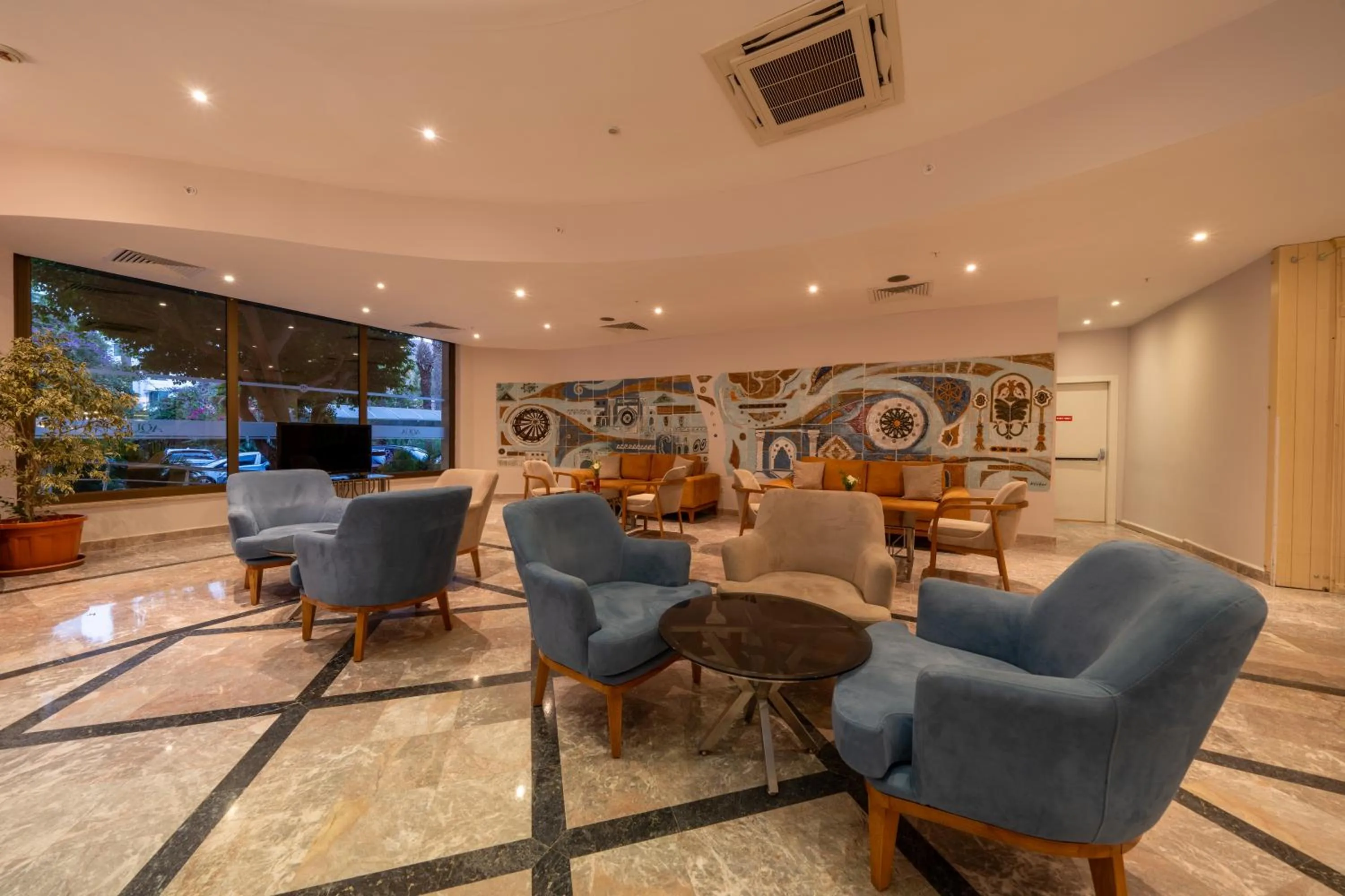 Communal lounge/ TV room in Hotel Aqua