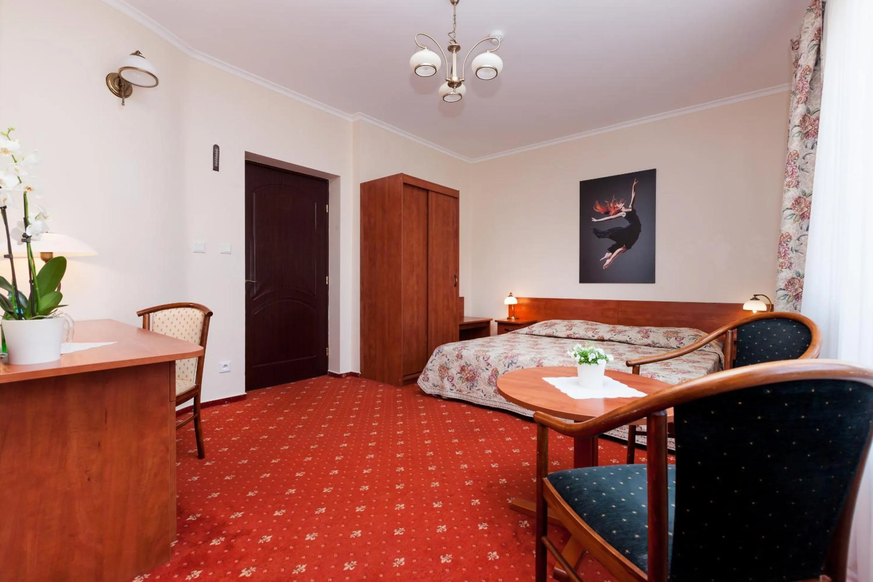 Photo of the whole room, Bed in Marina