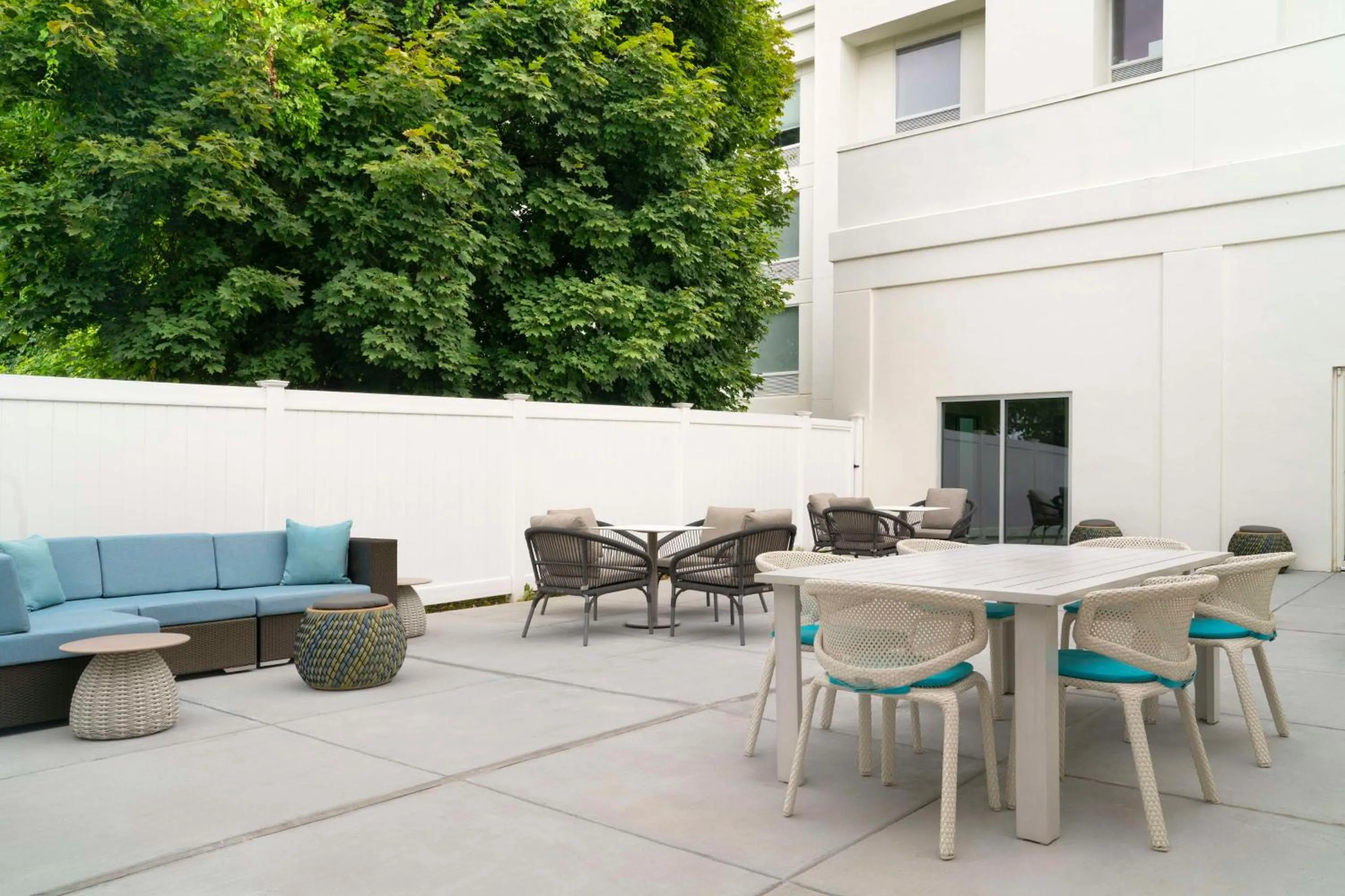 Patio in Hilton Garden Inn Boston-Burlington