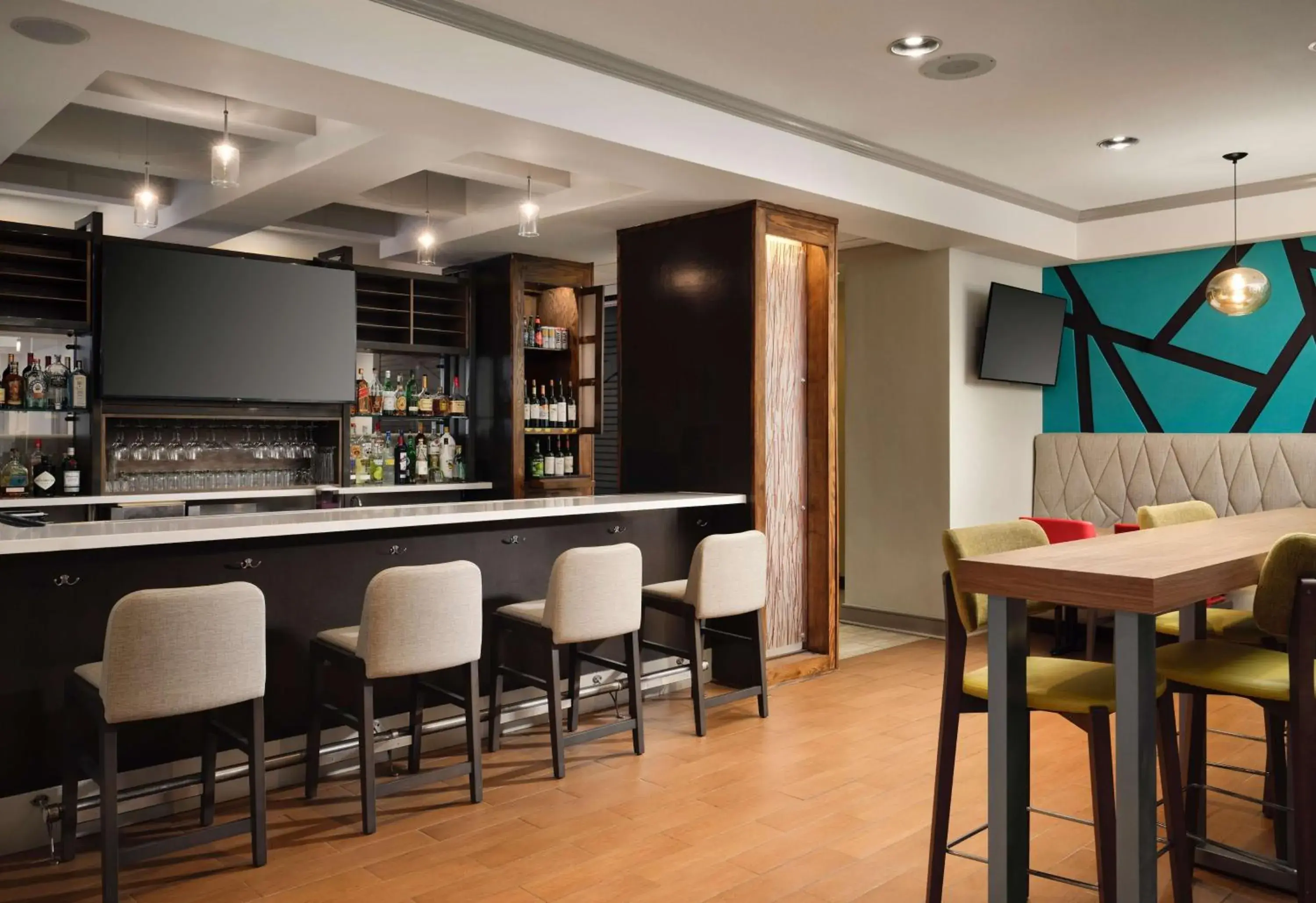 Lounge or bar in Hilton Garden Inn Boston-Burlington Lounge or bar in Hilton Garden Inn Boston-Burlington