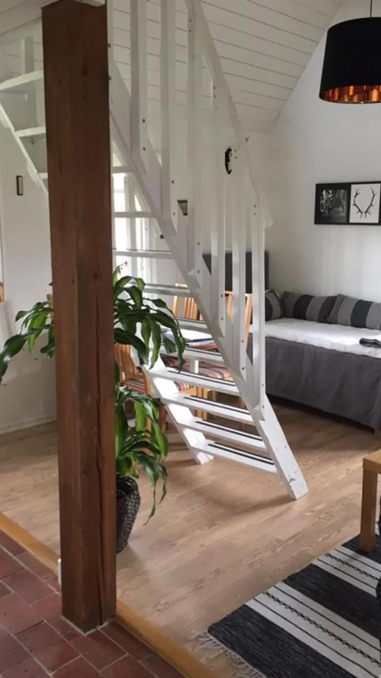 Living room, Bed in Kuskahusen vandrarhem