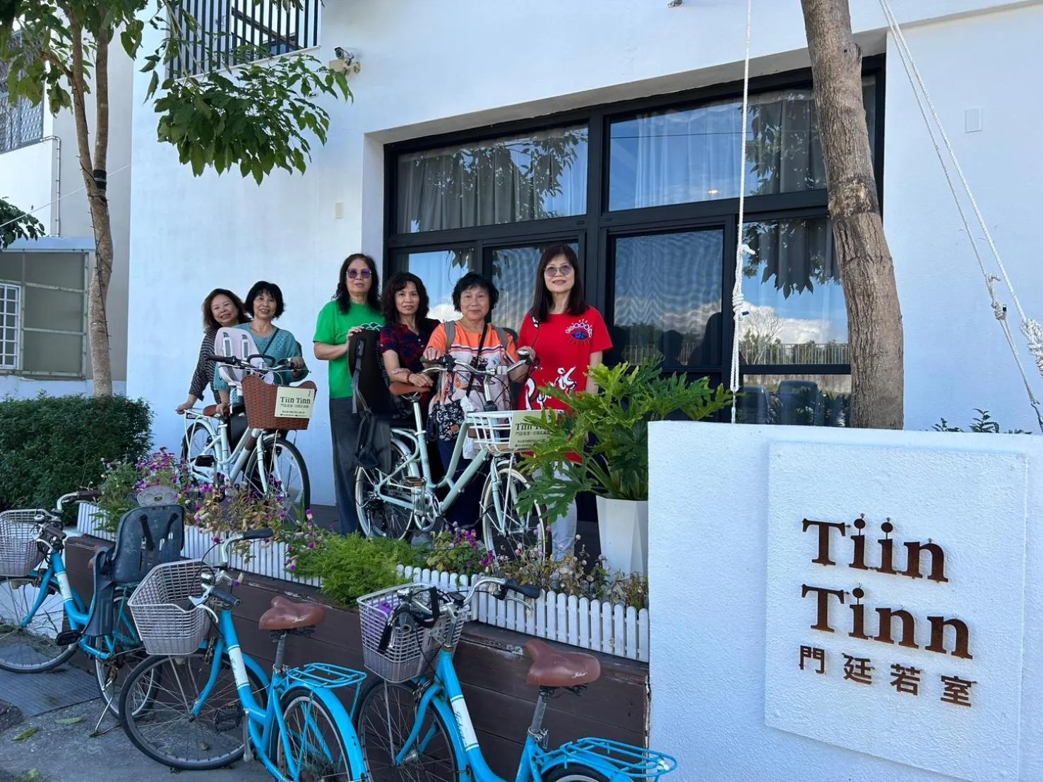 People in Tiin Tinn - Rivershore B&B