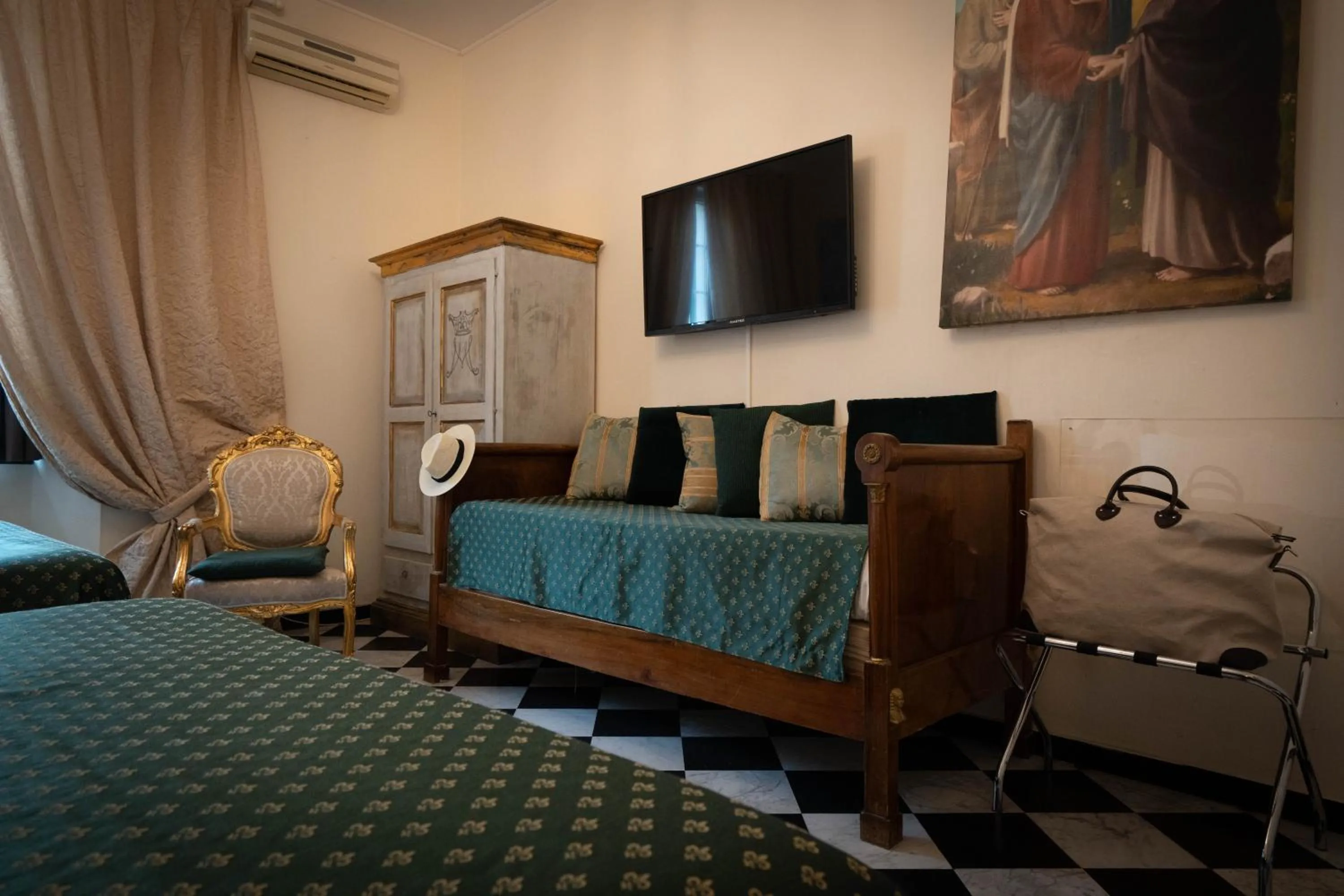 Bedroom, Bed in Morali Palace