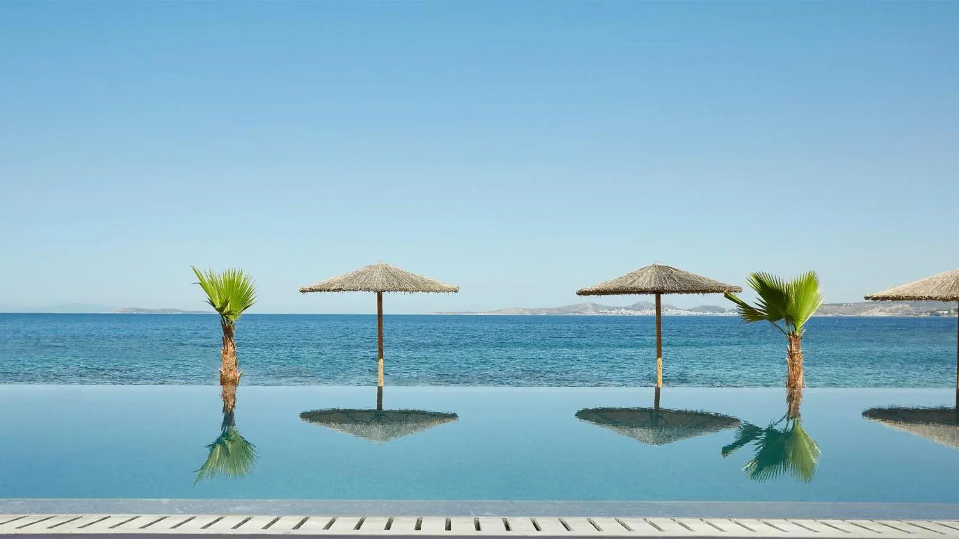 Swimming pool in Grand Resort Lagonissi Swimming pool in Grand Resort Lagonissi