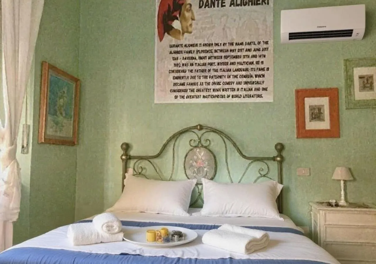 Bedroom, Bed in 6 Keys