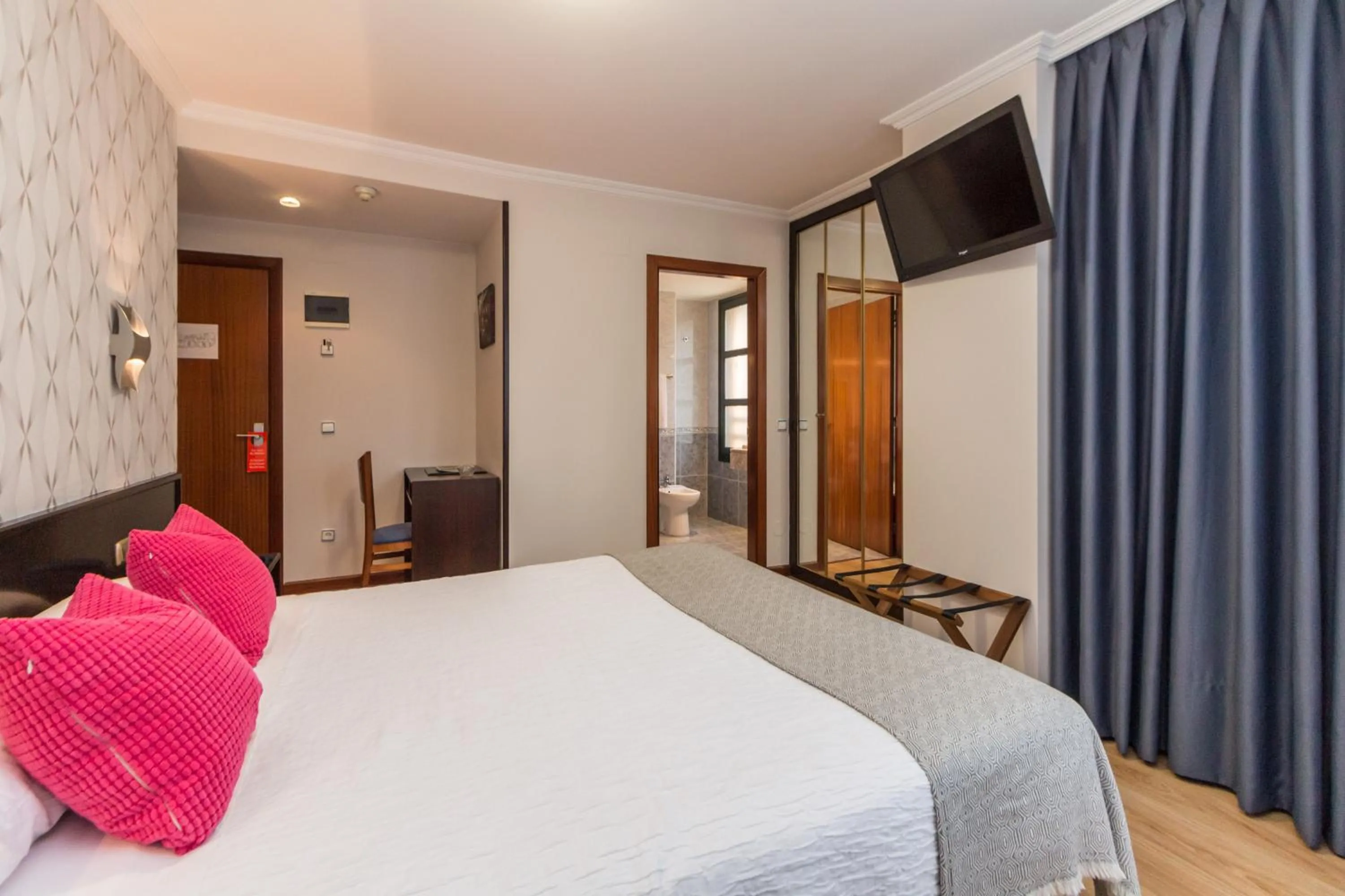 Photo of the whole room, Bed in Hotel Gijon