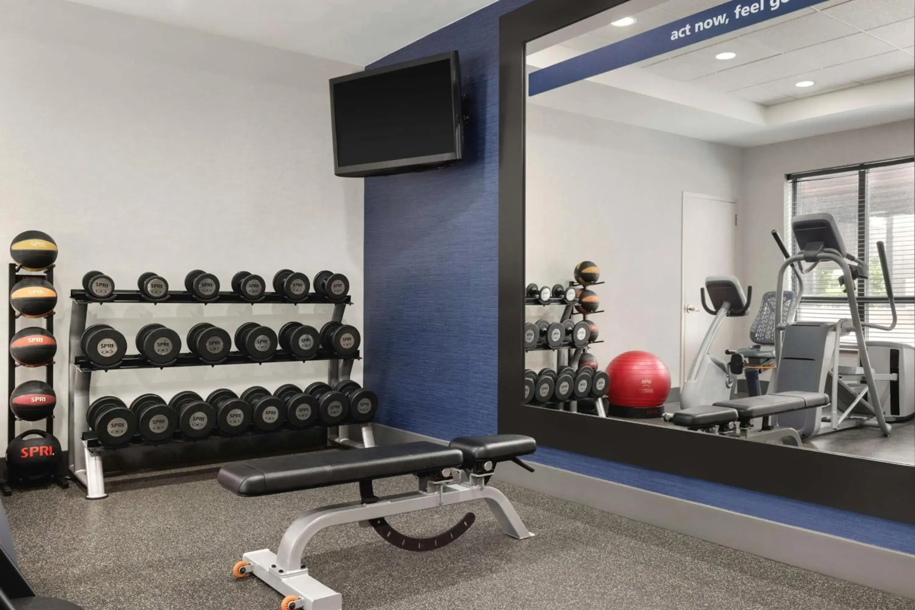 Fitness centre/facilities in Hampton Inn by Hilton Boston/Cambridge Fitness centre/facilities in Hampton Inn by Hilton Boston/Cambridge