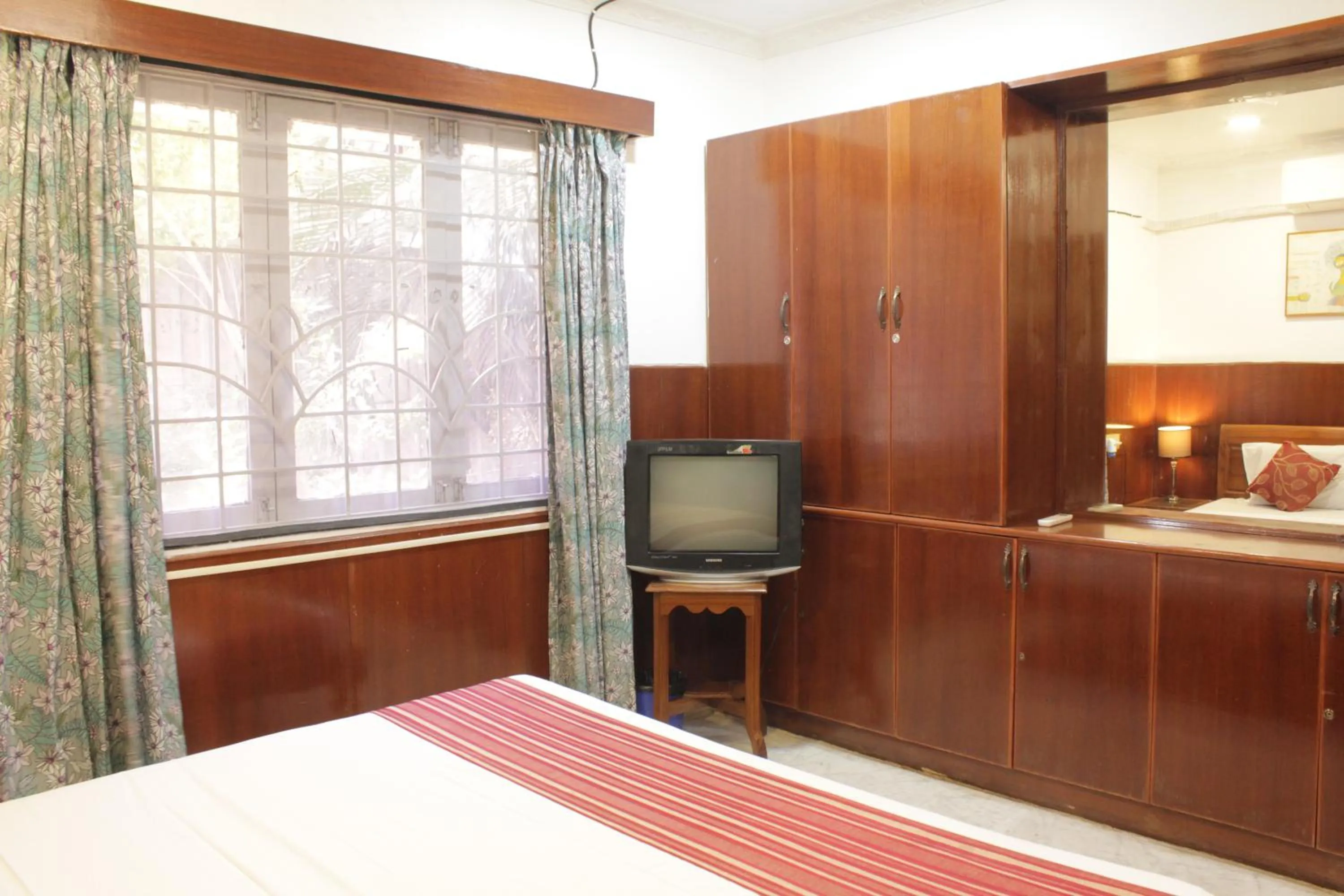 wardrobe, Bed in Happy Planet