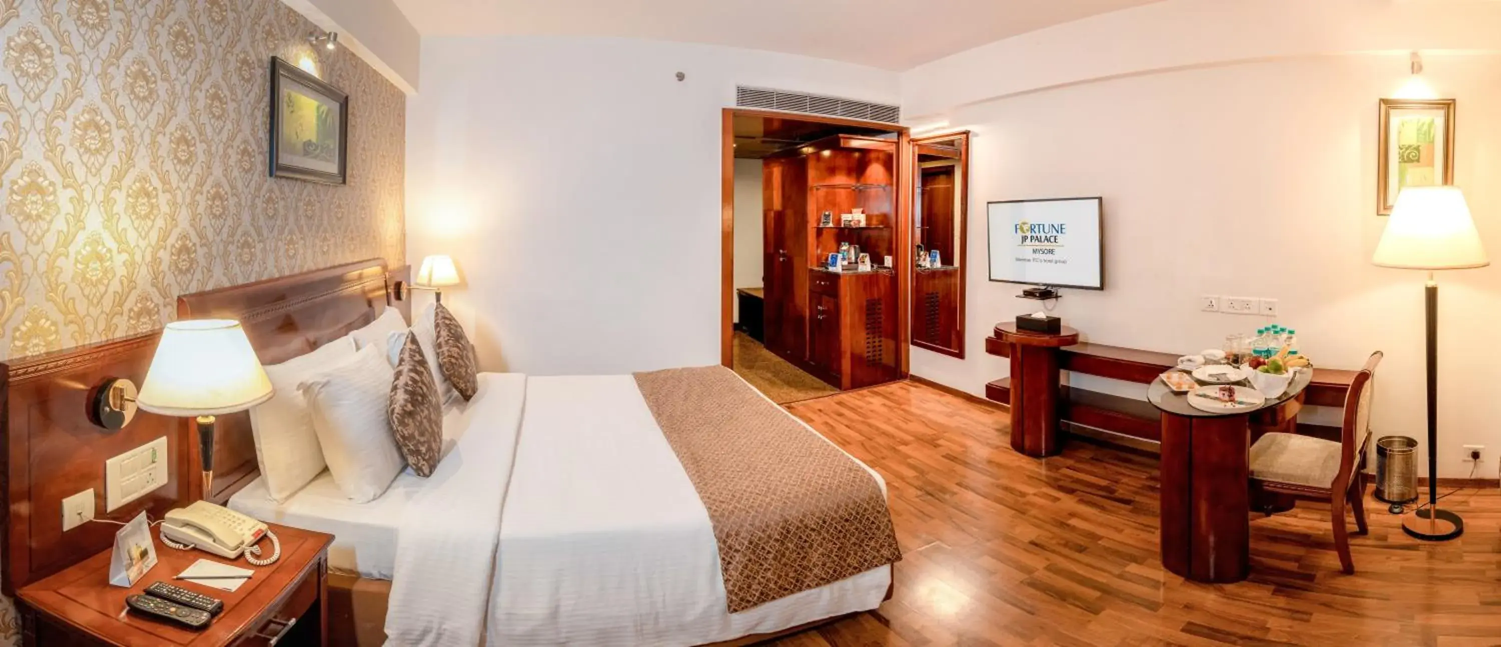 Photo of the whole room, Bed in Fortune JP Palace, Mysore - Member ITC Hotels' Group Photo of the whole room, Bed in Fortune JP Palace, Mysore - Member ITC Hotels' Group