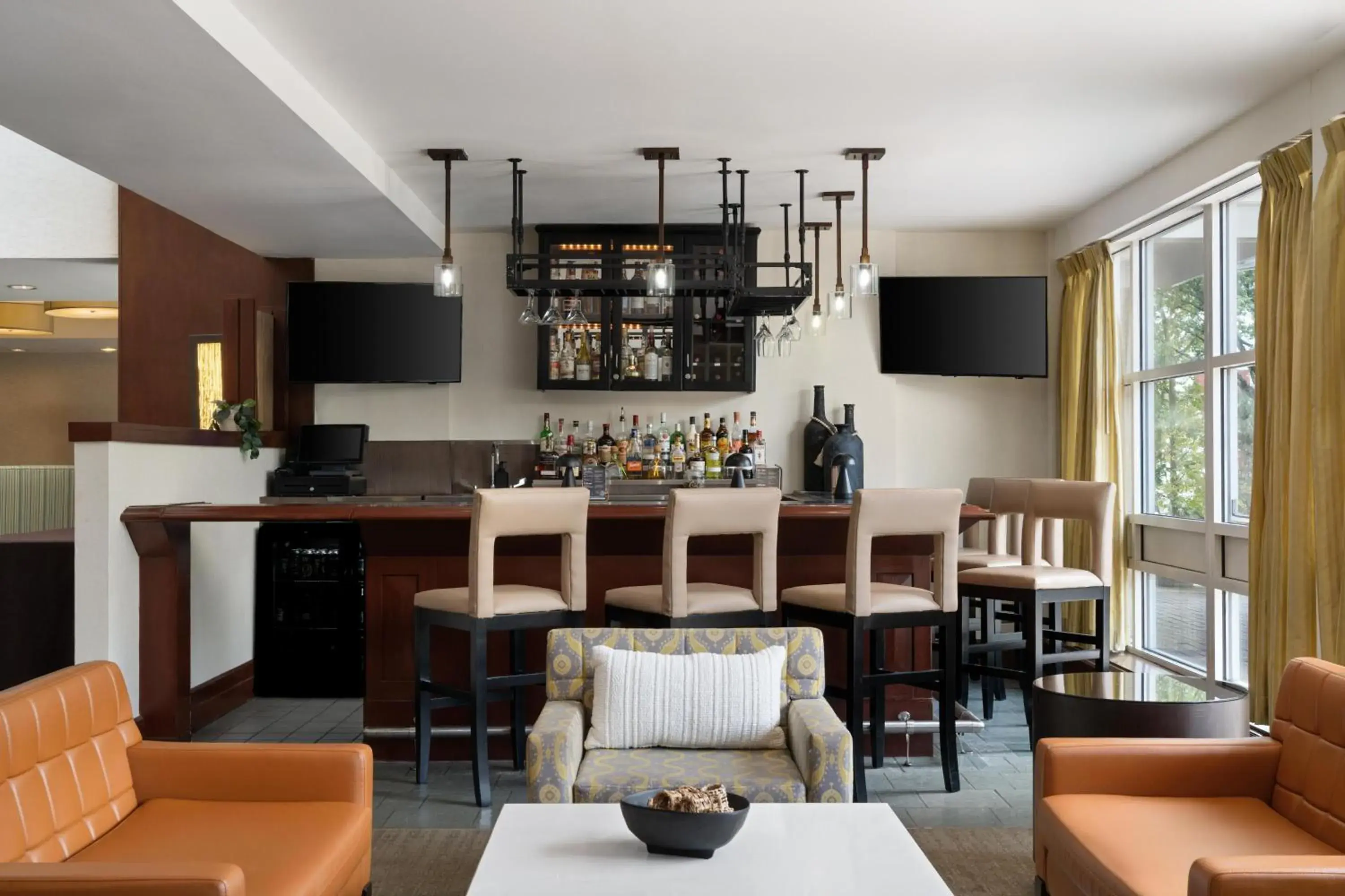 Lounge or bar in DoubleTree by Hilton Hotel Boston Bayside Lounge or bar in DoubleTree by Hilton Hotel Boston Bayside