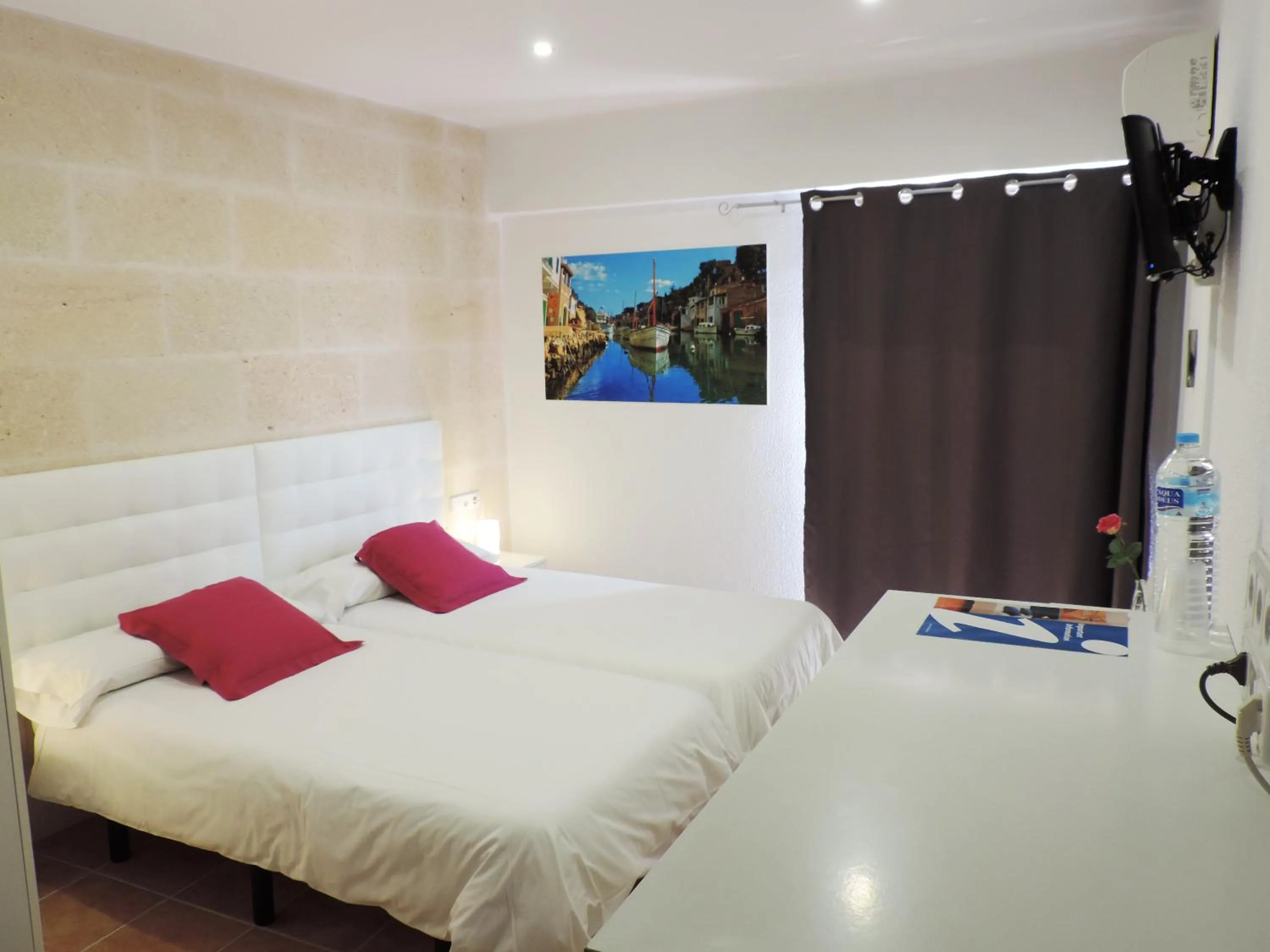 Photo of the whole room, Bed in Marblau Mallorca