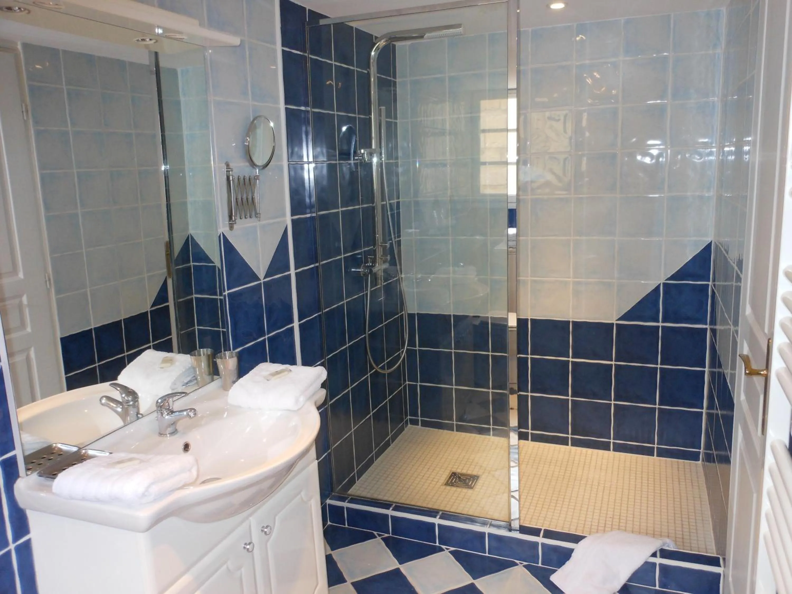 Bathroom in Les Logis du Roy