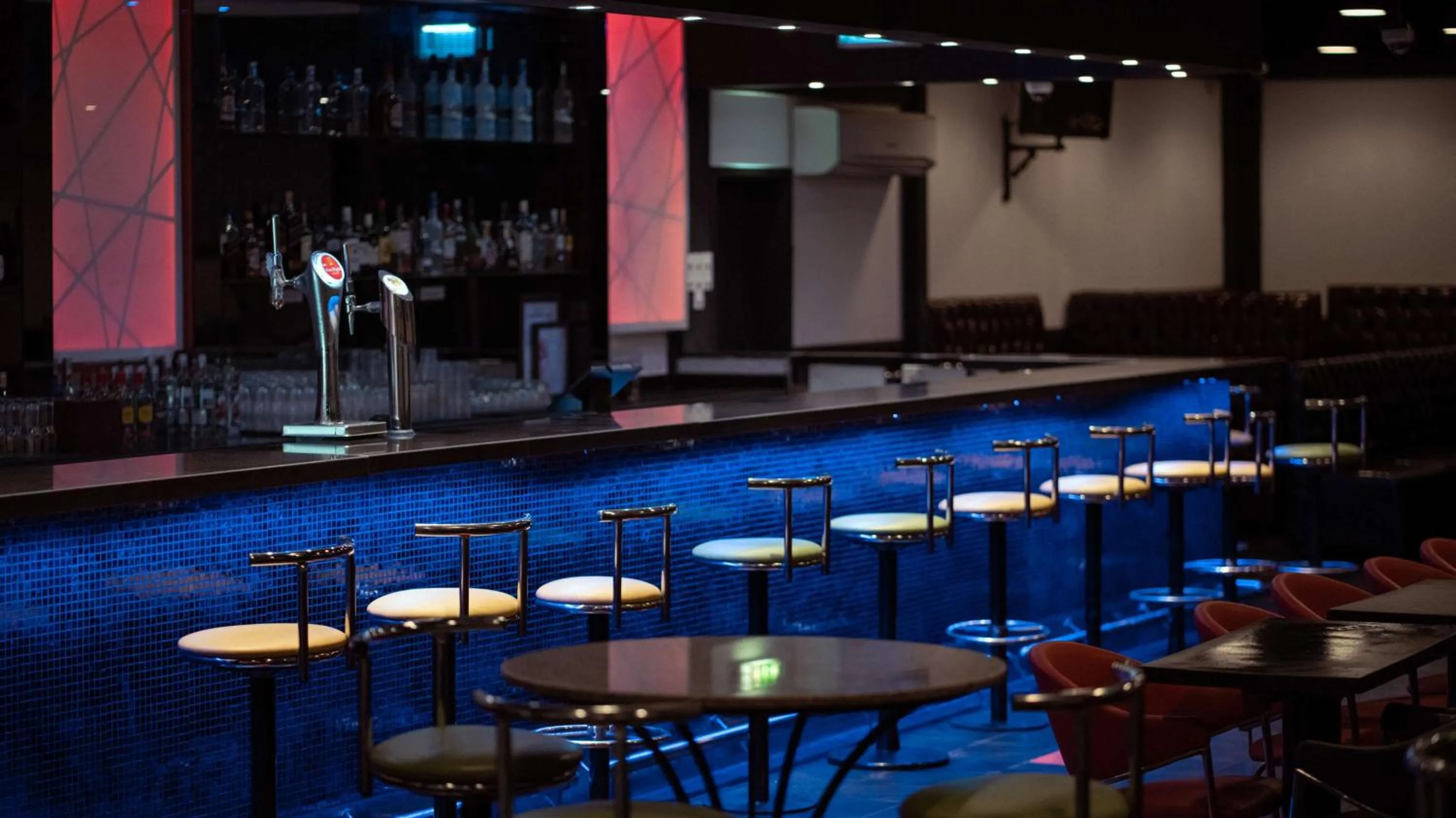 Lounge or bar in Radisson Blu Hotel & Resort, Al Ain