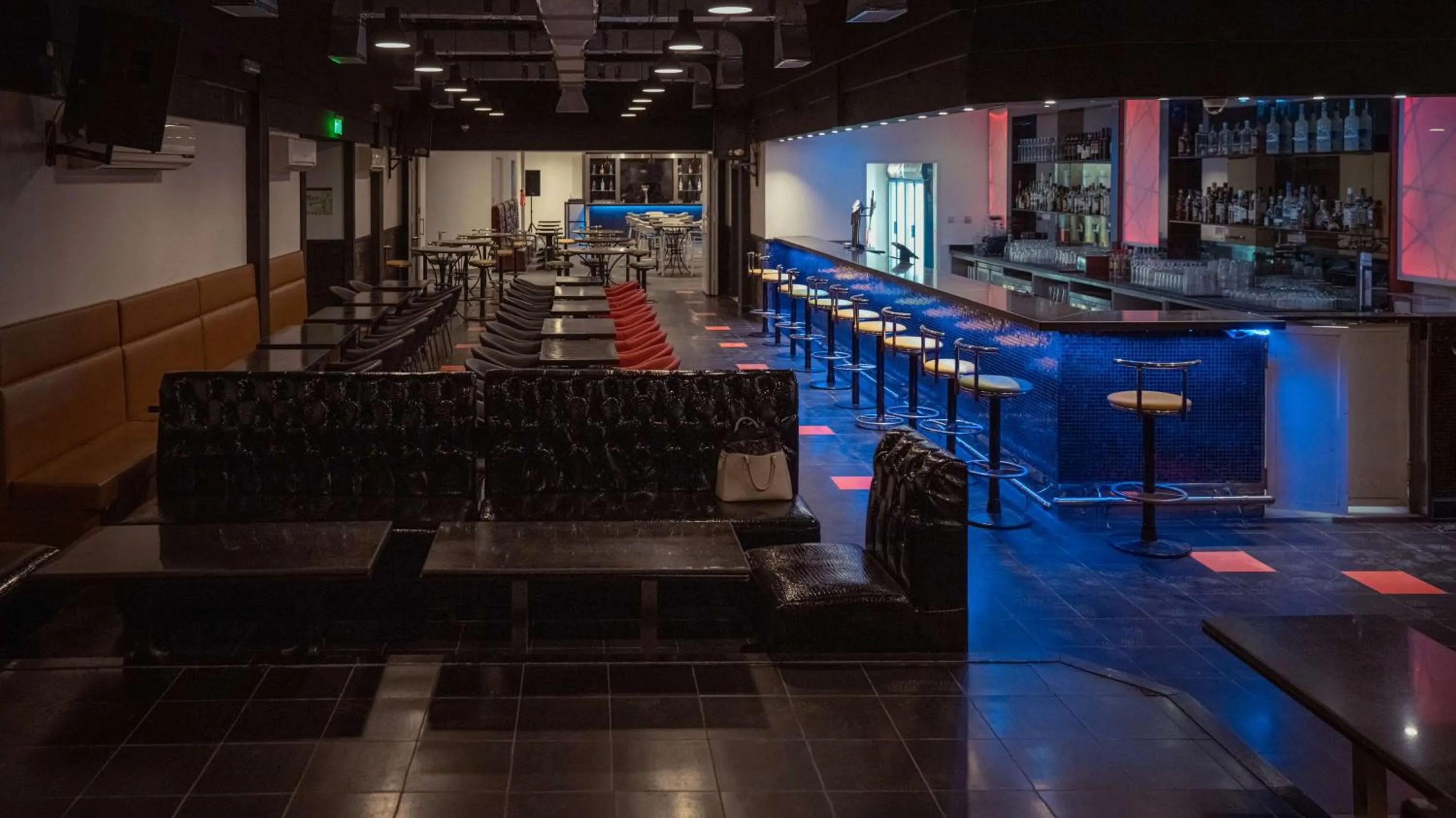 Lounge or bar in Radisson Blu Hotel & Resort, Al Ain