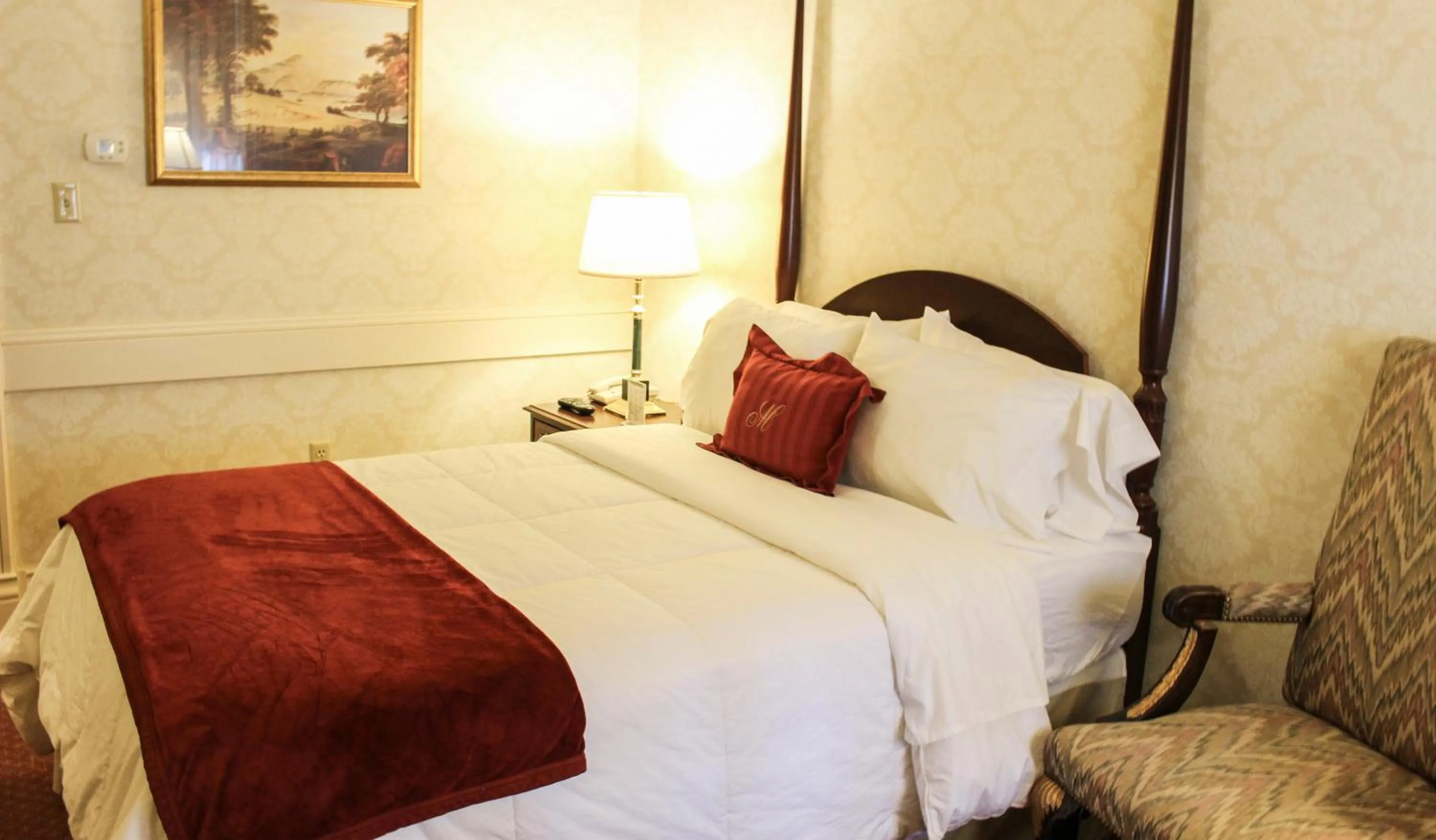 Bedroom, Bed in General Morgan Inn