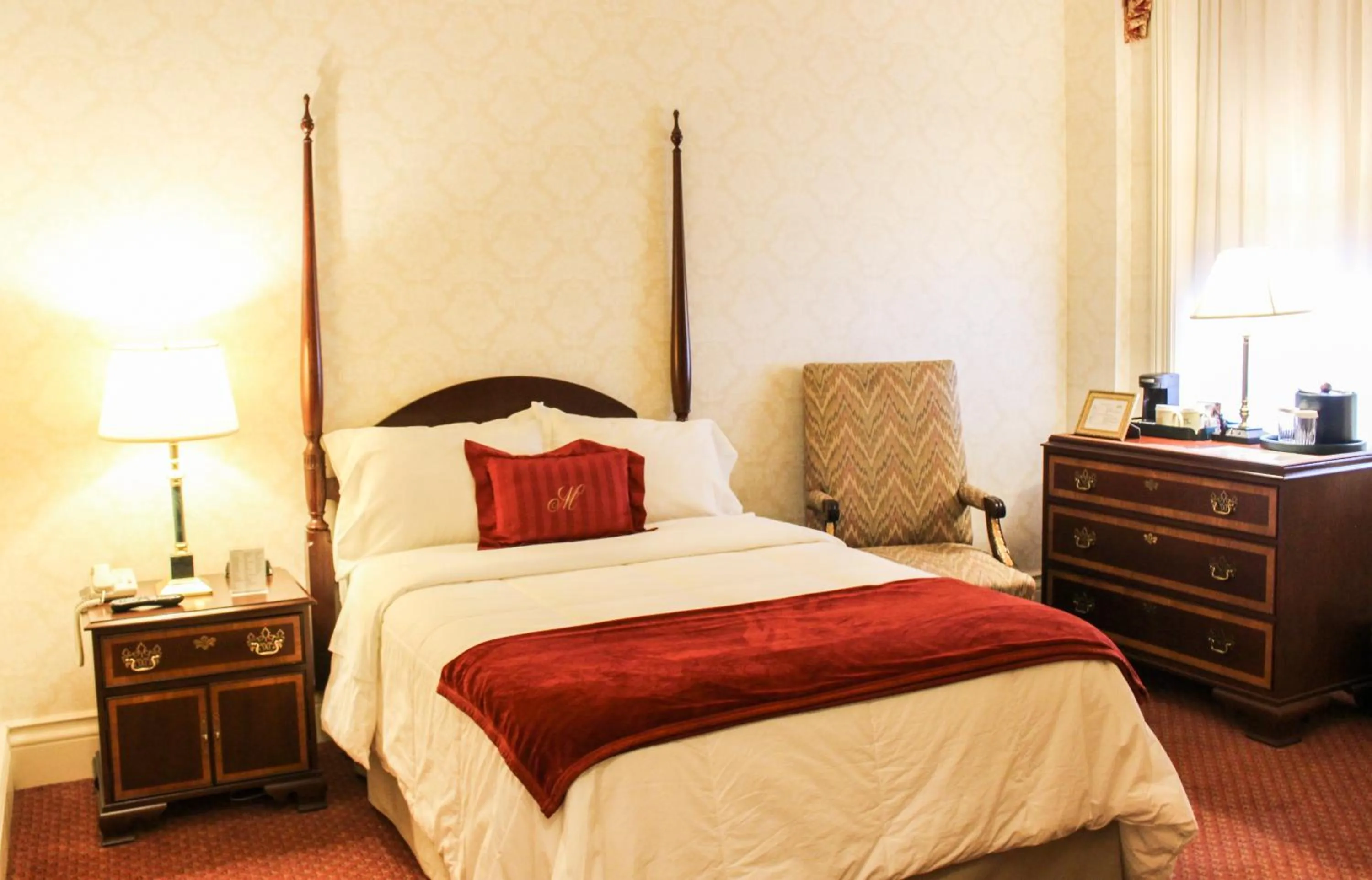 Bedroom, Bed in General Morgan Inn