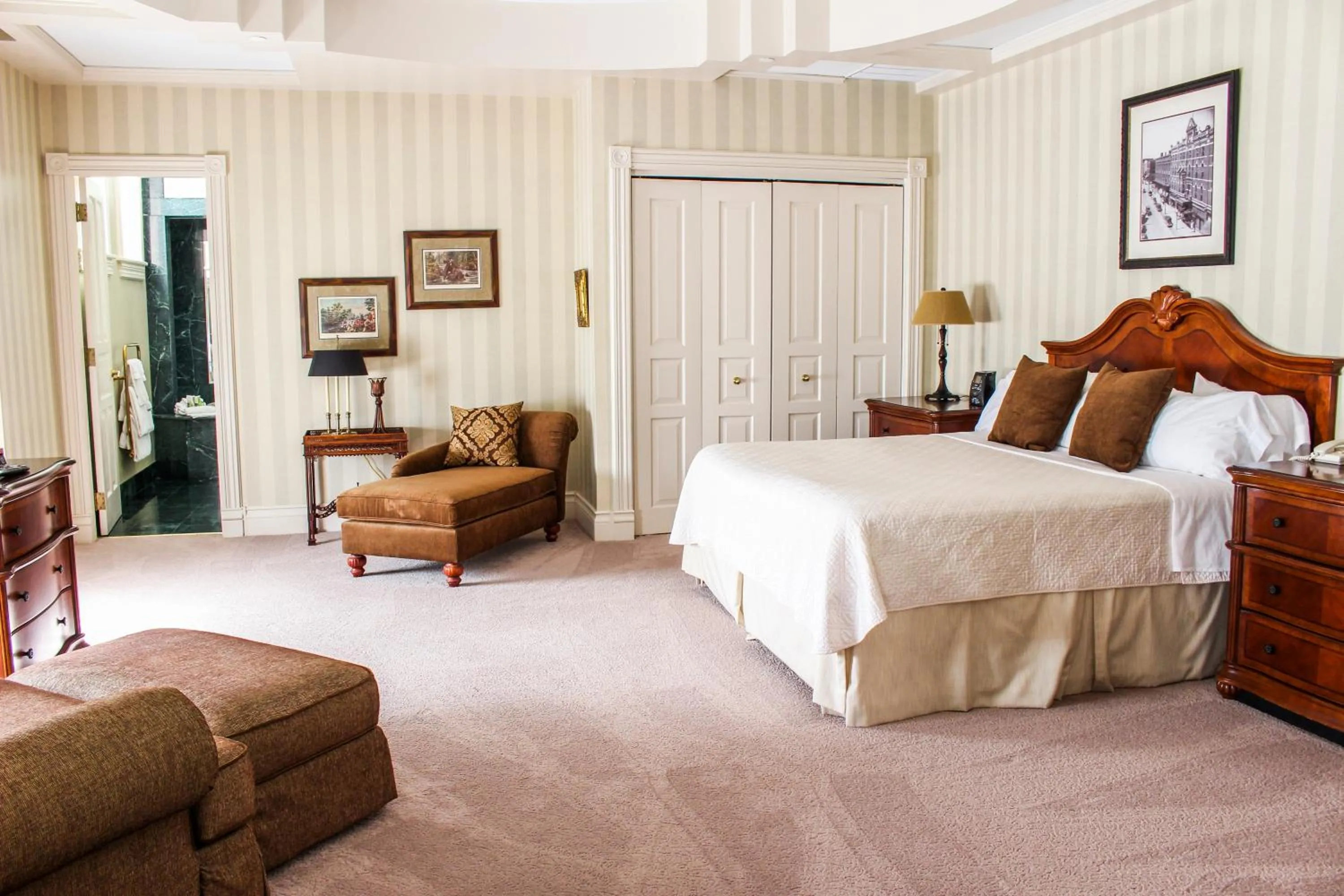 Bedroom, Bed in General Morgan Inn