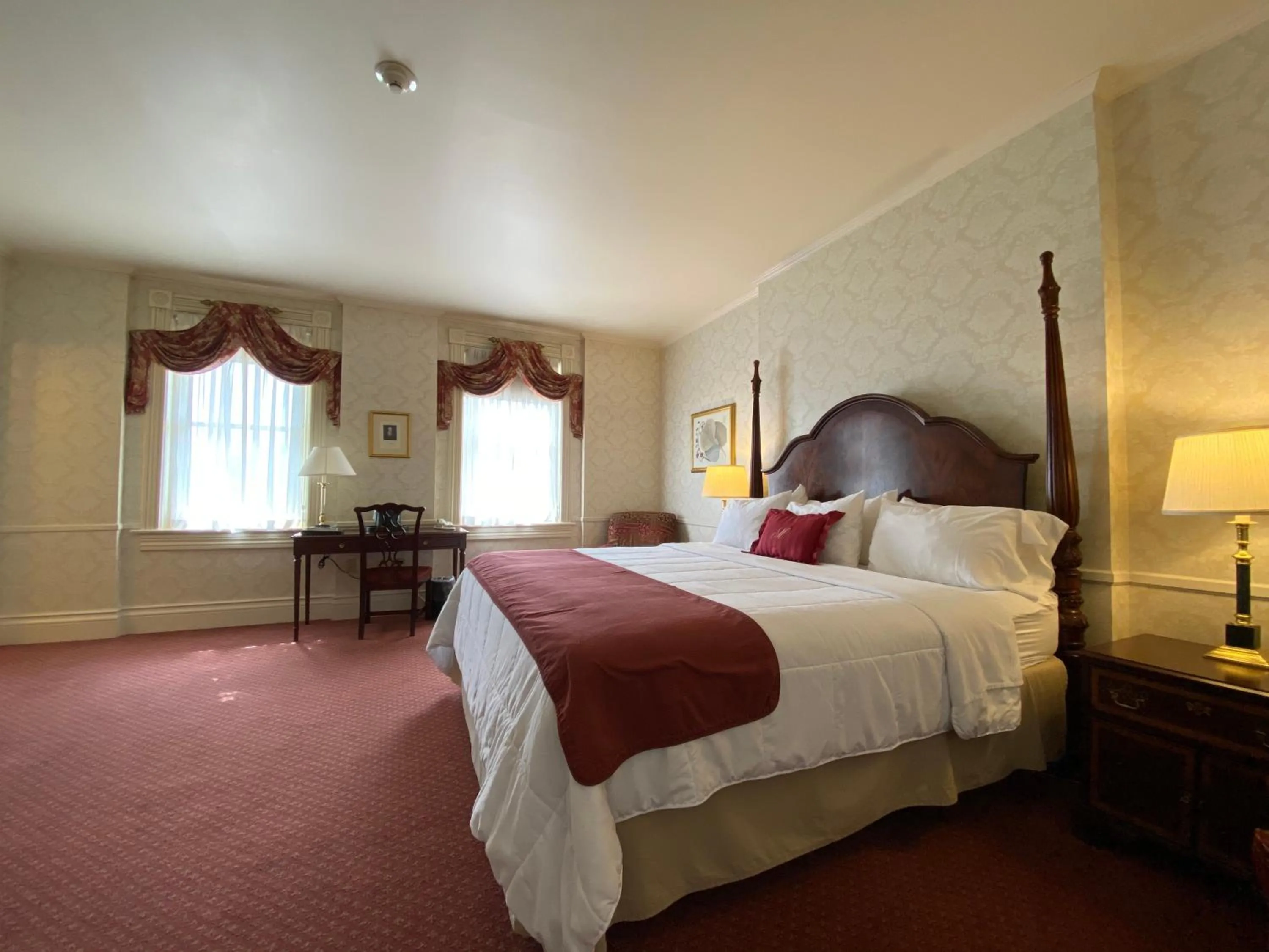 Bedroom, Bed in General Morgan Inn