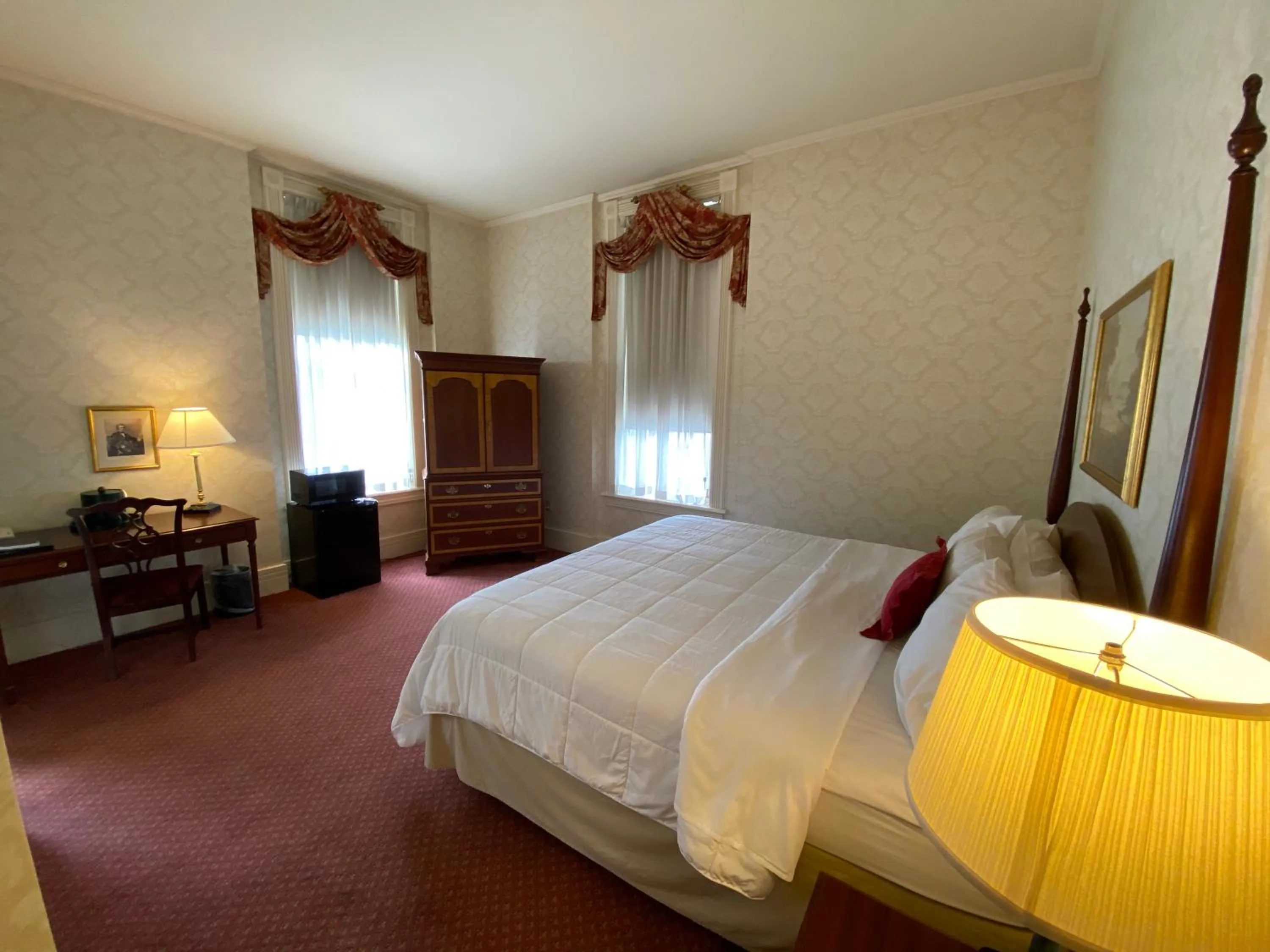 Bedroom, Bed in General Morgan Inn