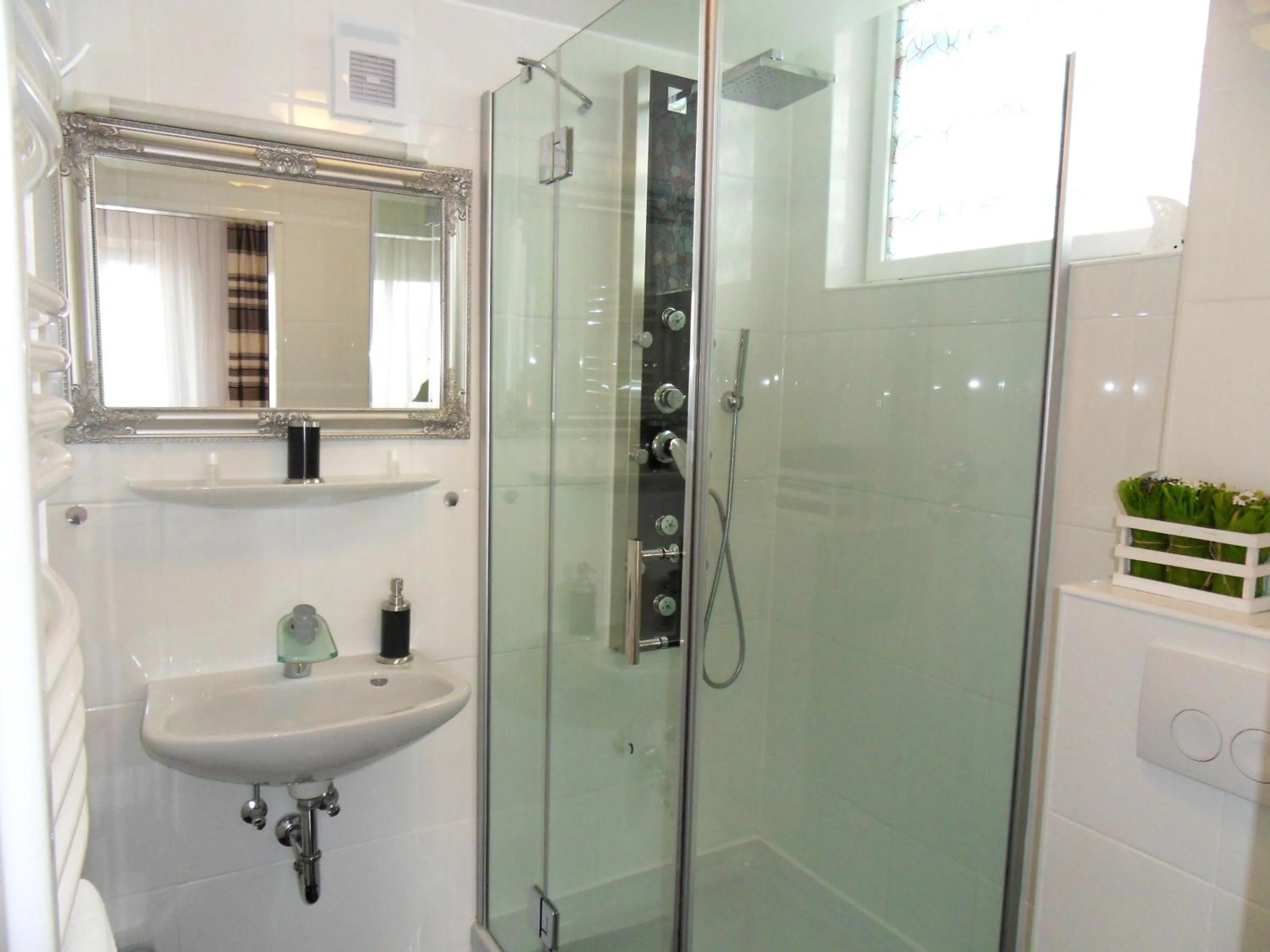 Shower in Hotel Linnert